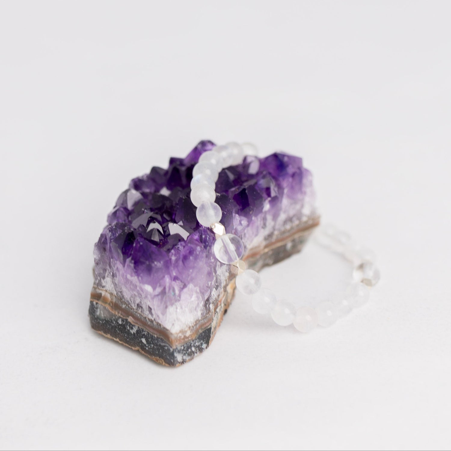 Amethyst Stufe – natürlicher Edelstein zur Dekoration & Energiearbeit. Harmonisiert Räume und bringt Ruhe & Klarheit.
