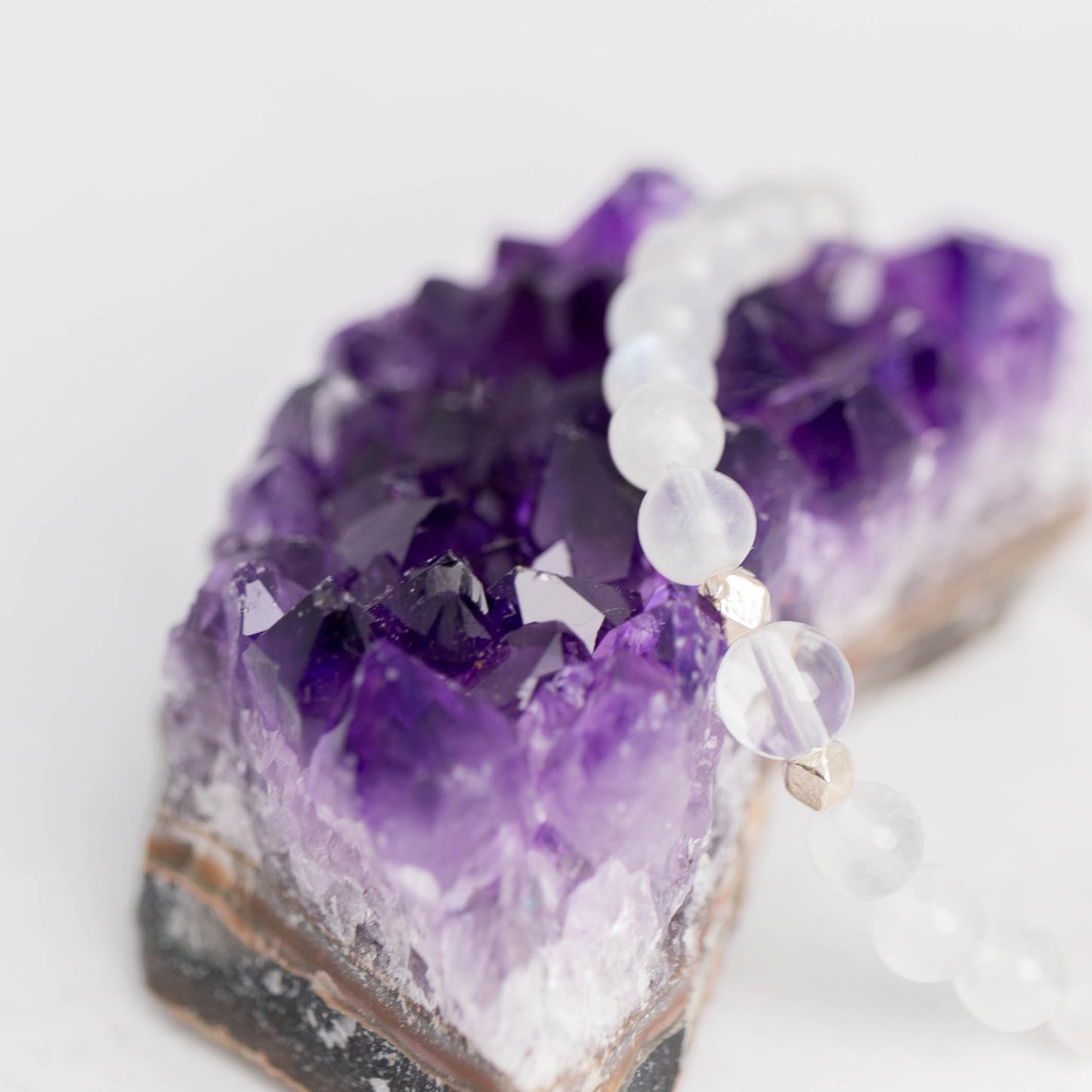 Amethyst Stufe – natürlicher Edelstein zur Dekoration & Energiearbeit. Harmonisiert Räume und bringt Ruhe & Klarheit