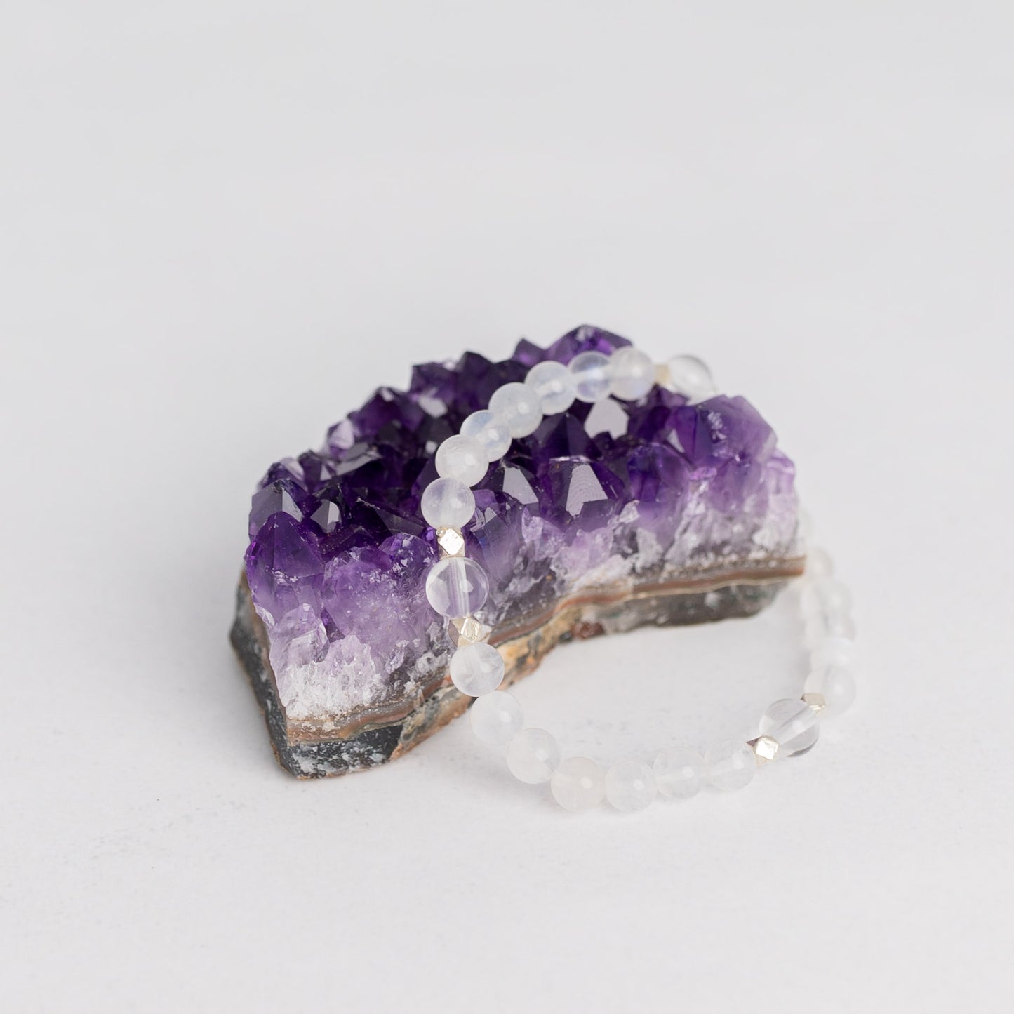 Amethyst Stufe – natürlicher Edelstein zur Dekoration & Energiearbeit. Harmonisiert Räume und bringt Ruhe & Klarheit