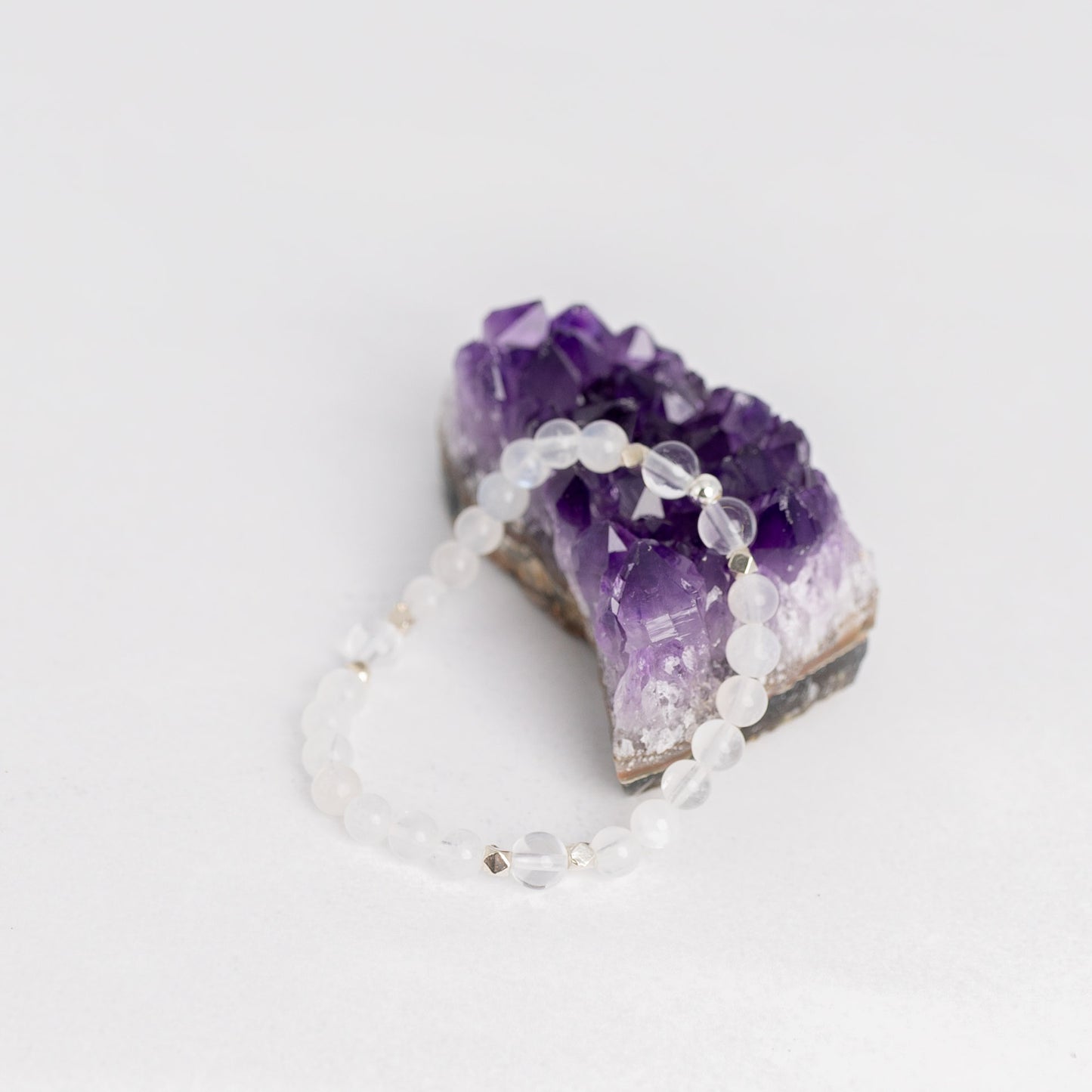 Amethyst Stufe – natürlicher Edelstein zur Dekoration & Energiearbeit. Harmonisiert Räume und bringt Ruhe & Klarheit