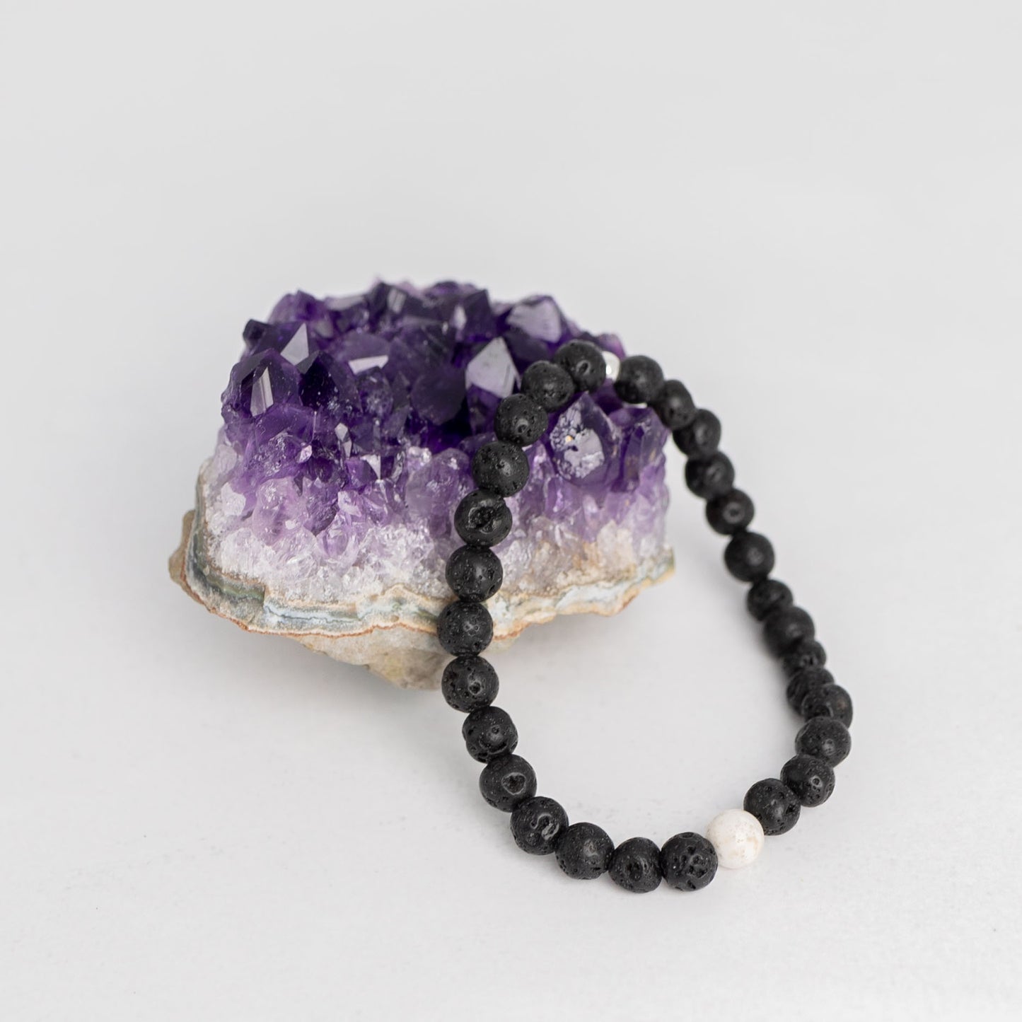 Amethyst Stufe – natürlicher Edelstein zur Dekoration & Energiearbeit. Harmonisiert Räume und bringt Ruhe & Klarheit