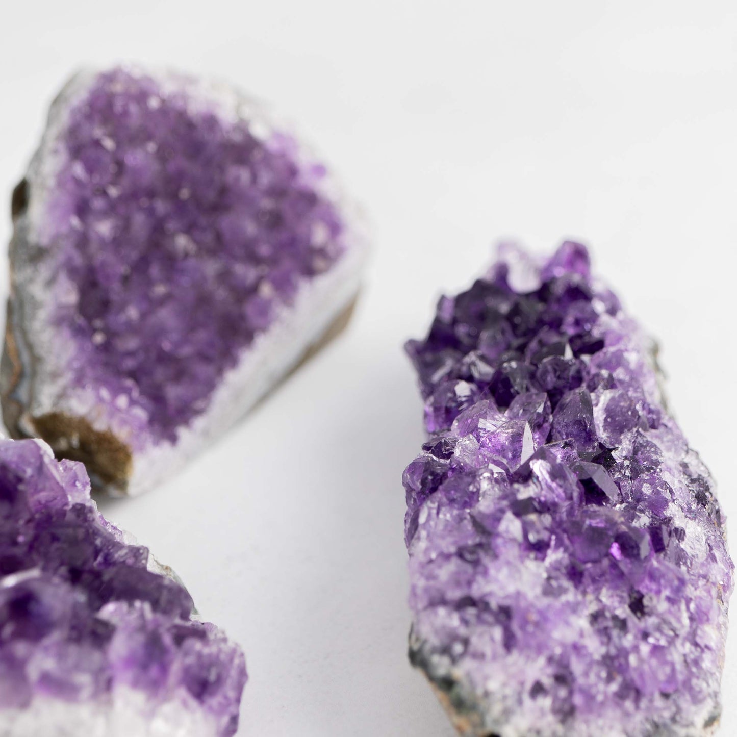 Amethyst Stufe – natürlicher Edelstein zur Dekoration & Energiearbeit. Harmonisiert Räume und bringt Ruhe & Klarheit