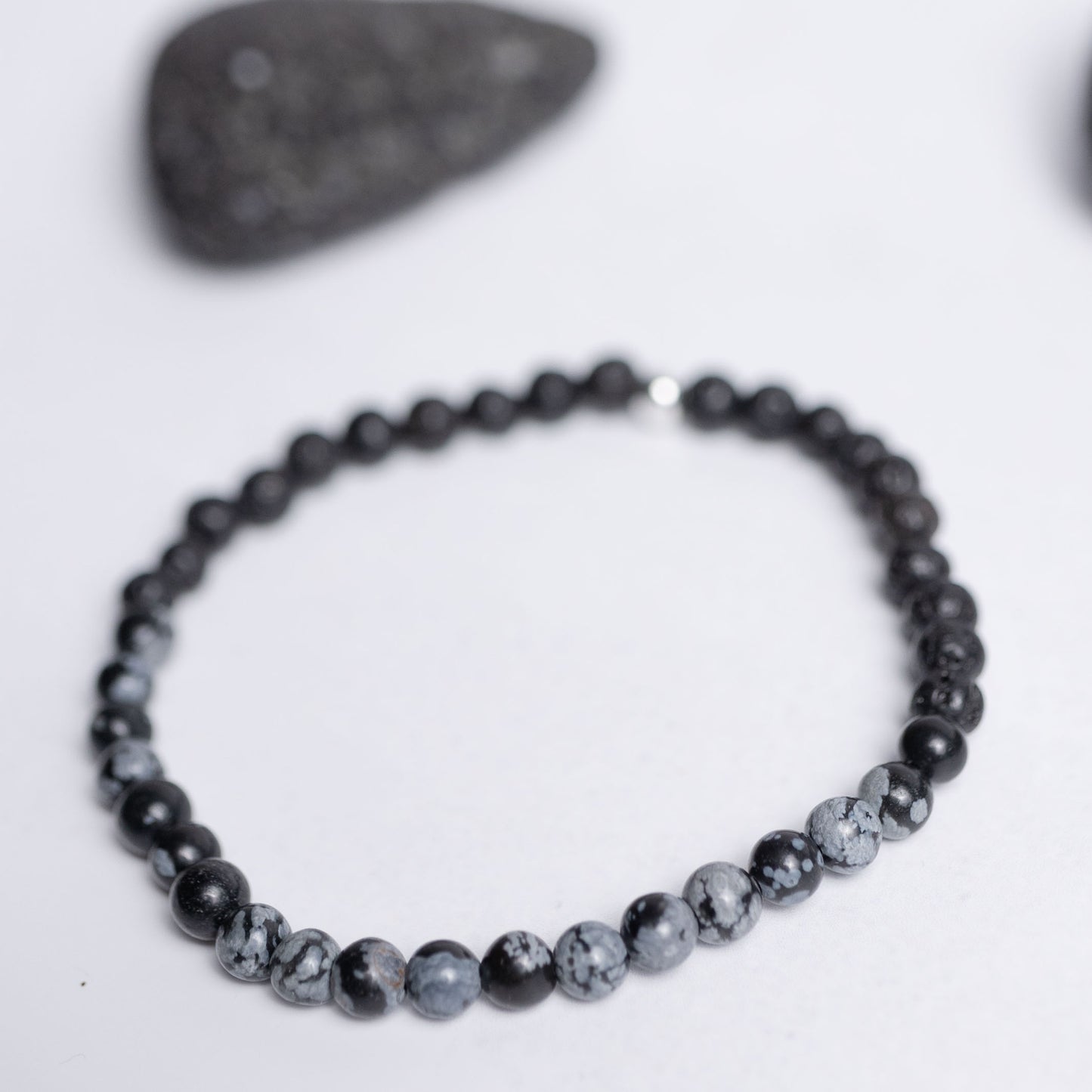 Feines 4mm Armband Tiefe Heilung – Schneeflockenobsidian und Lava für Transformation, Ruhe und Erdung