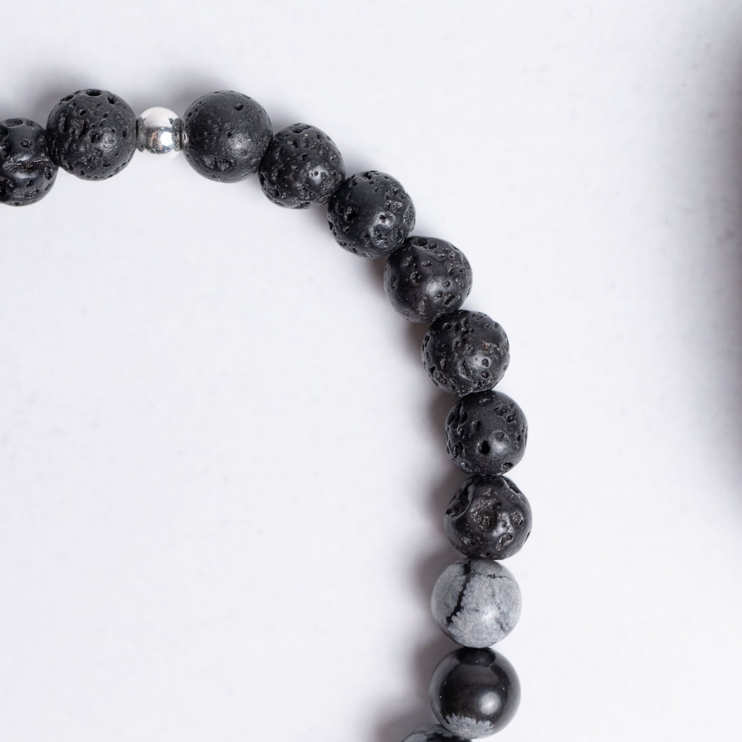 Armband Tiefe Heilung mit 6mm Edelsteinperlen aus Schneeflockenobsidian und Lava – für Erdung und innere Stärke