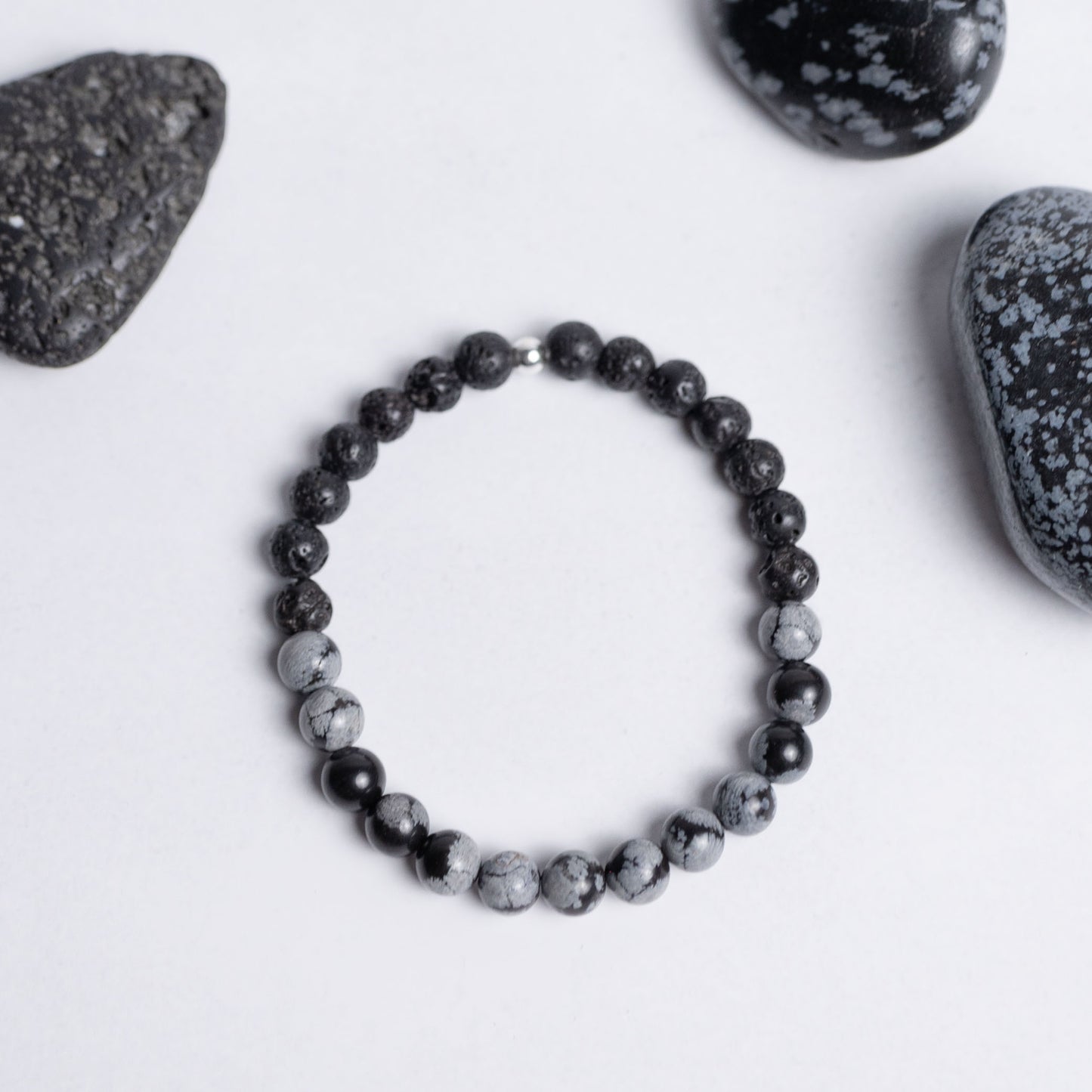 Armband Tiefe Heilung mit 6mm Edelsteinperlen aus Schneeflockenobsidian und Lava – für Erdung und innere Stärke