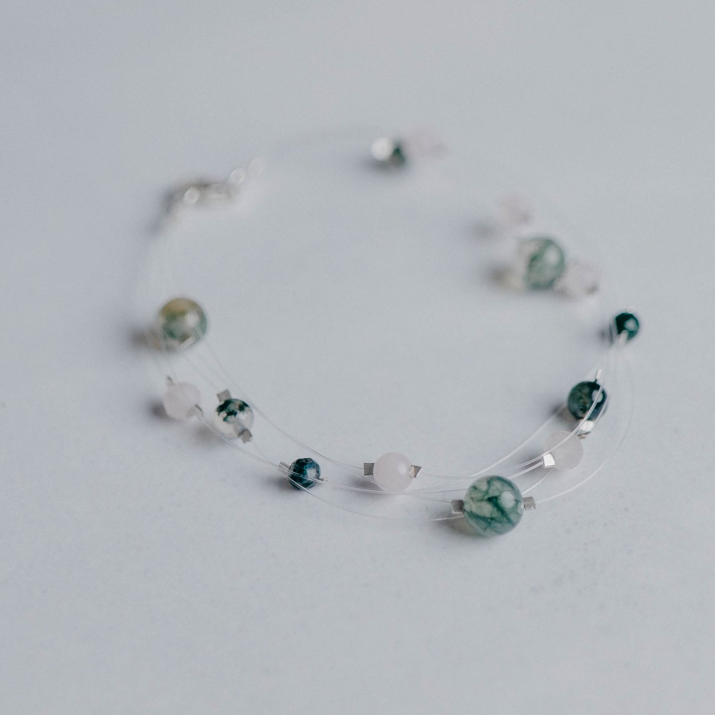 Armband „Linea“ – elegante Schmuckkette mit 5 transparenten Nylonbändern und Edelsteinperlen. Handgefertigt von Moonlight Edelsteine.