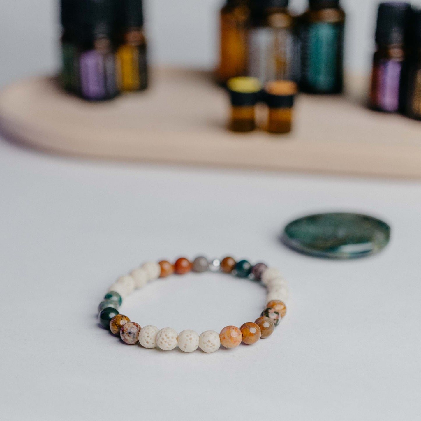 Diffusor Armband klassisch mit 12 Lavaperlen – edler Schmuck, der Aromaöl sanft abgibt. Handarbeit von Moonlight Edelsteine.