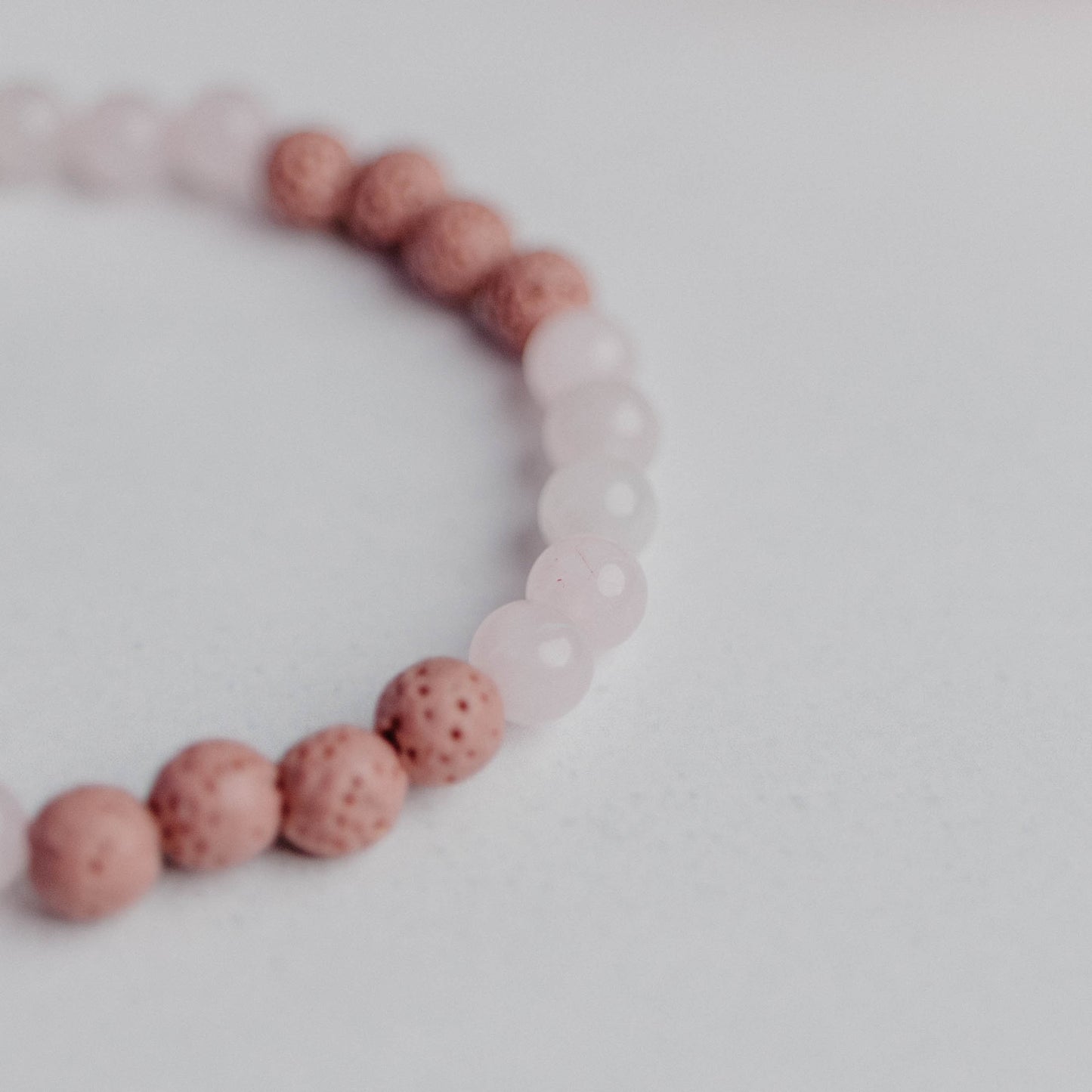 Diffusor Armband klassisch mit 12 Lavaperlen – edler Schmuck, der Aromaöl sanft abgibt. Handarbeit von Moonlight Edelsteine.