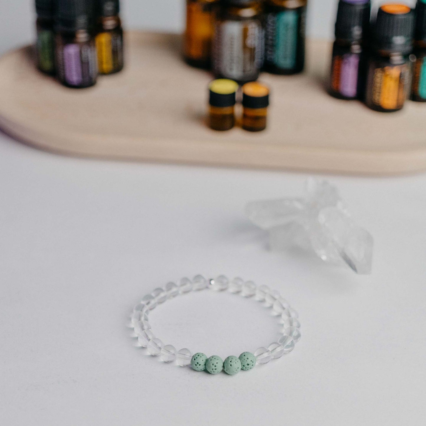 Diffusor Armband klassisch mit 4 Lavaperlen – ideal zum Beduften mit ätherischen Ölen. Handgefertigter Edelstein-Schmuck von Moonlight.