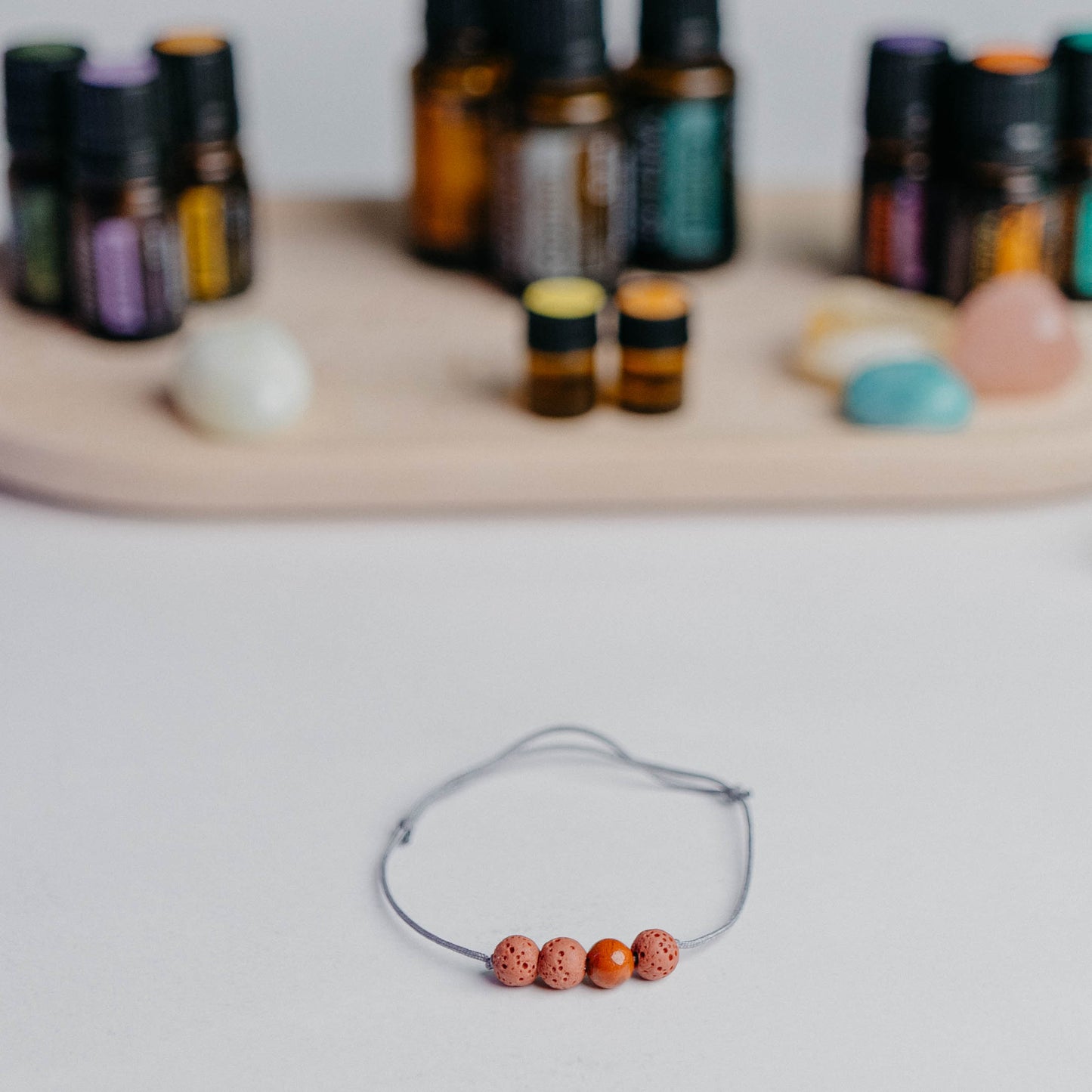 Zartes Diffusor Armband mit 3 Lavaperlen auf Nylonband – stilvoller Aroma-Schmuck für deine ätherischen Öle.
