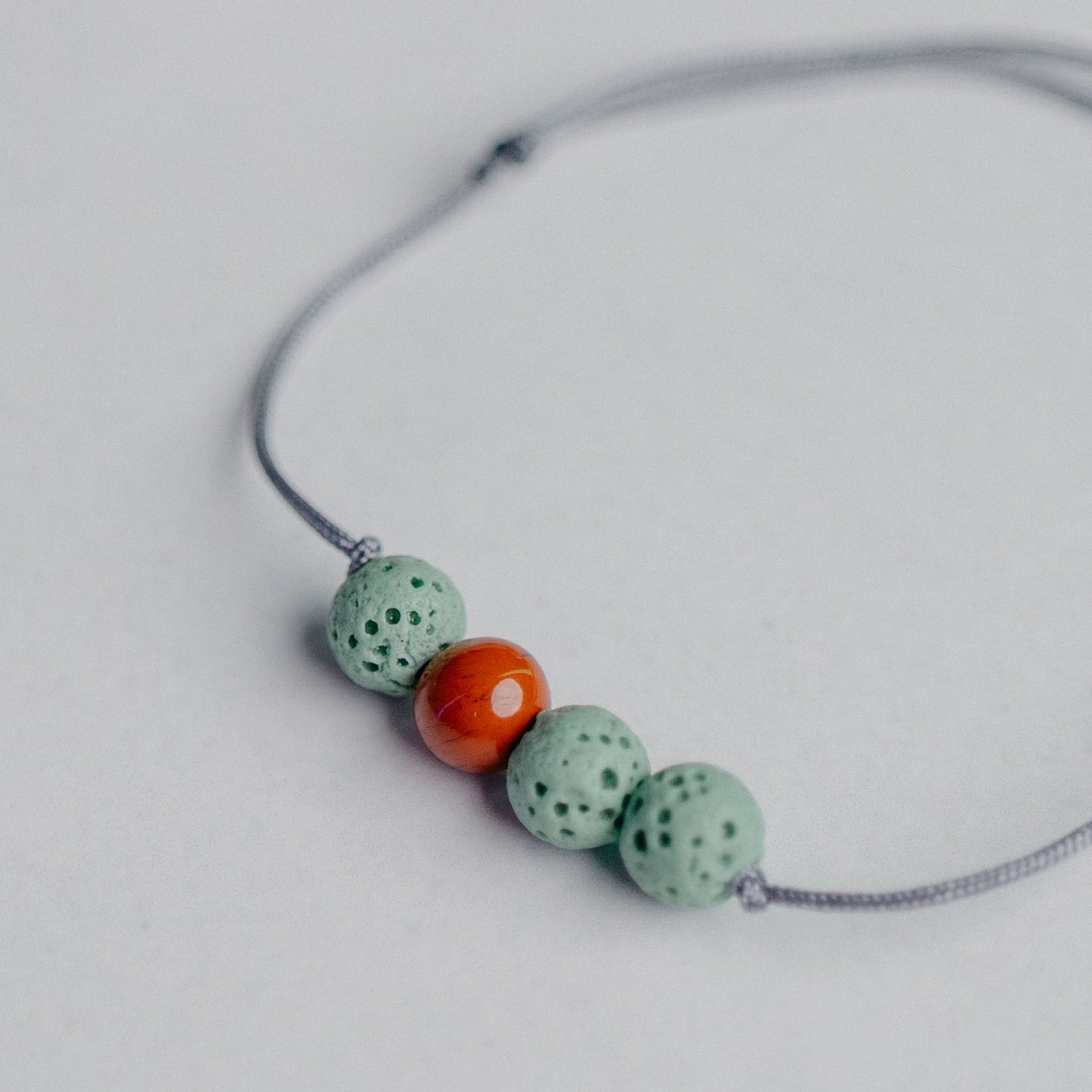 Zartes Diffusor Armband mit 3 Lavaperlen auf Nylonband – stilvoller Aroma-Schmuck für deine ätherischen Öle.