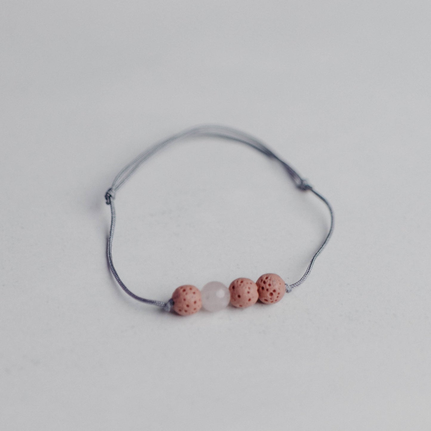 Zartes Diffusor Armband mit 3 Lavaperlen auf Nylonband – stilvoller Aroma-Schmuck für deine ätherischen Öle.