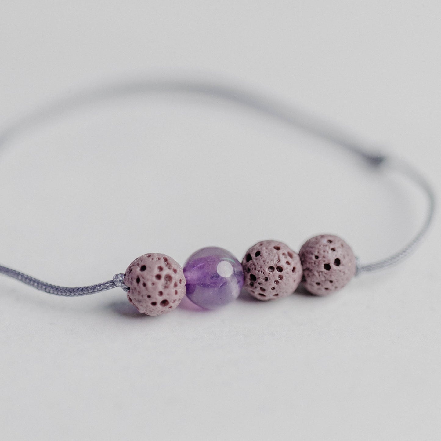 Zartes Diffusor Armband mit 3 Lavaperlen auf Nylonband – stilvoller Aroma-Schmuck für deine ätherischen Öle.