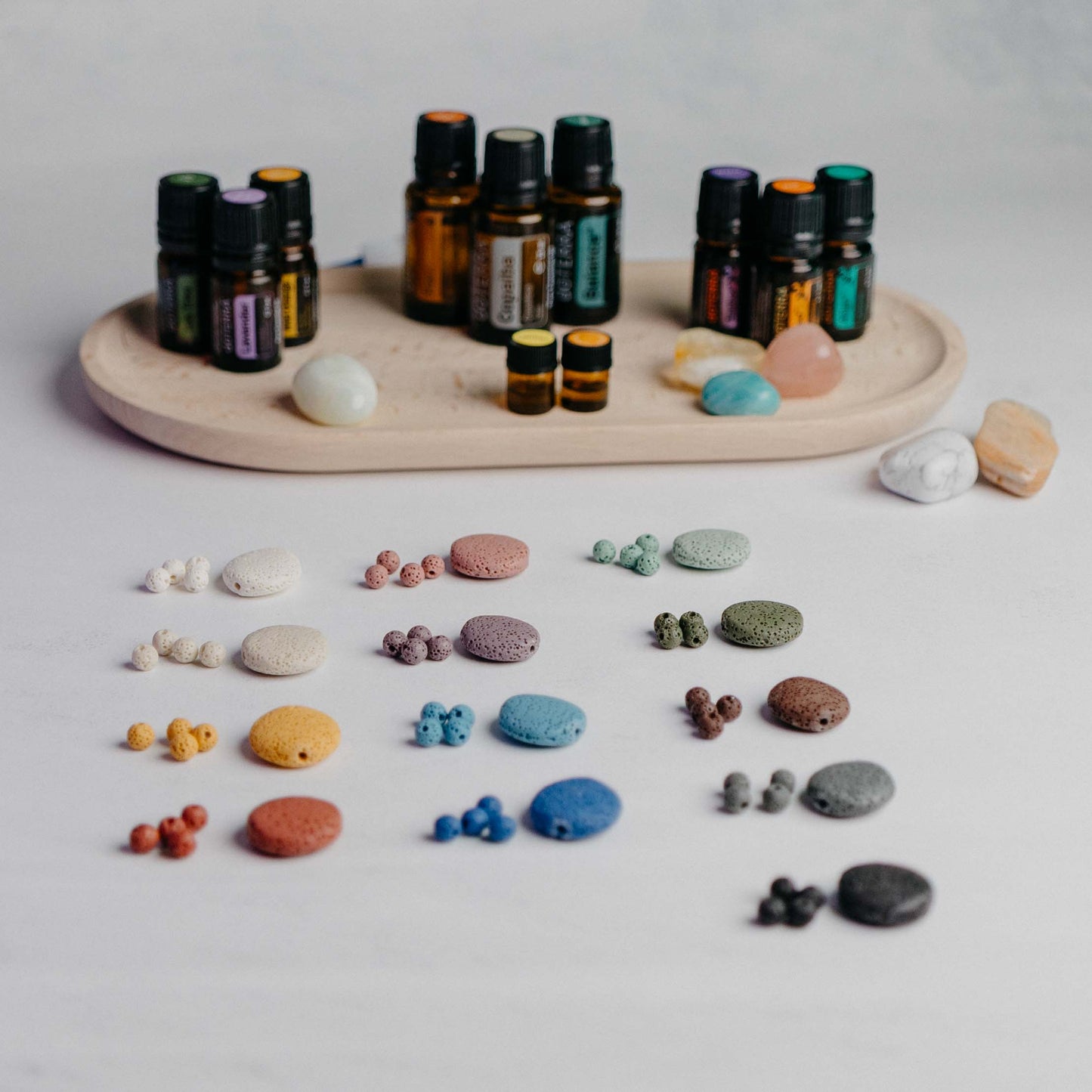 Übersicht Lava-Perlen in verschiedenen Farben – handgefertigter Diffusorschmuck von Moonlight Edelsteine. Ideal zum Tragen mit ätherischen Ölen.