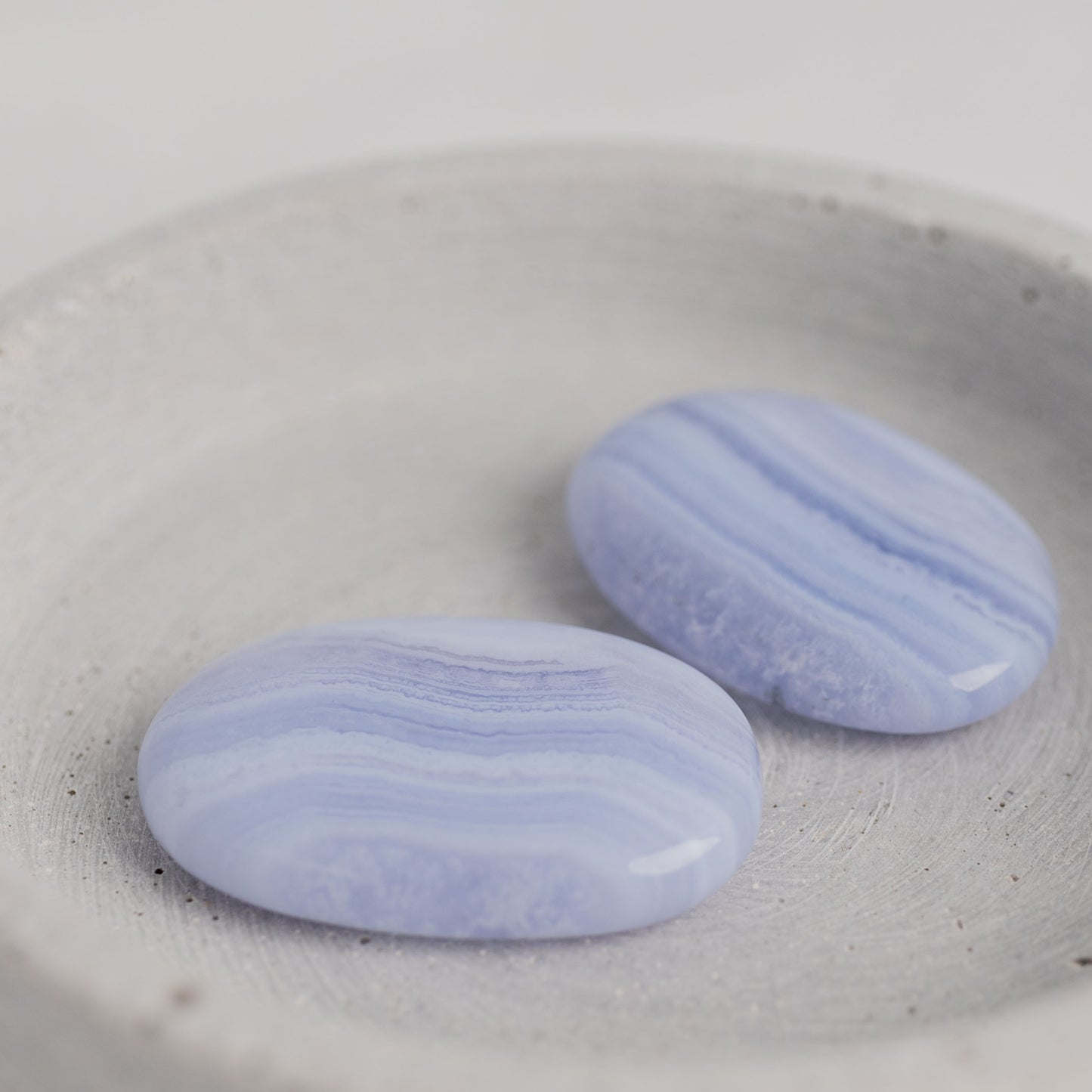 Flachstein Chalcedon – Edelstein für klare Kommunikation und innere Ruhe – Moonlight Edelsteine