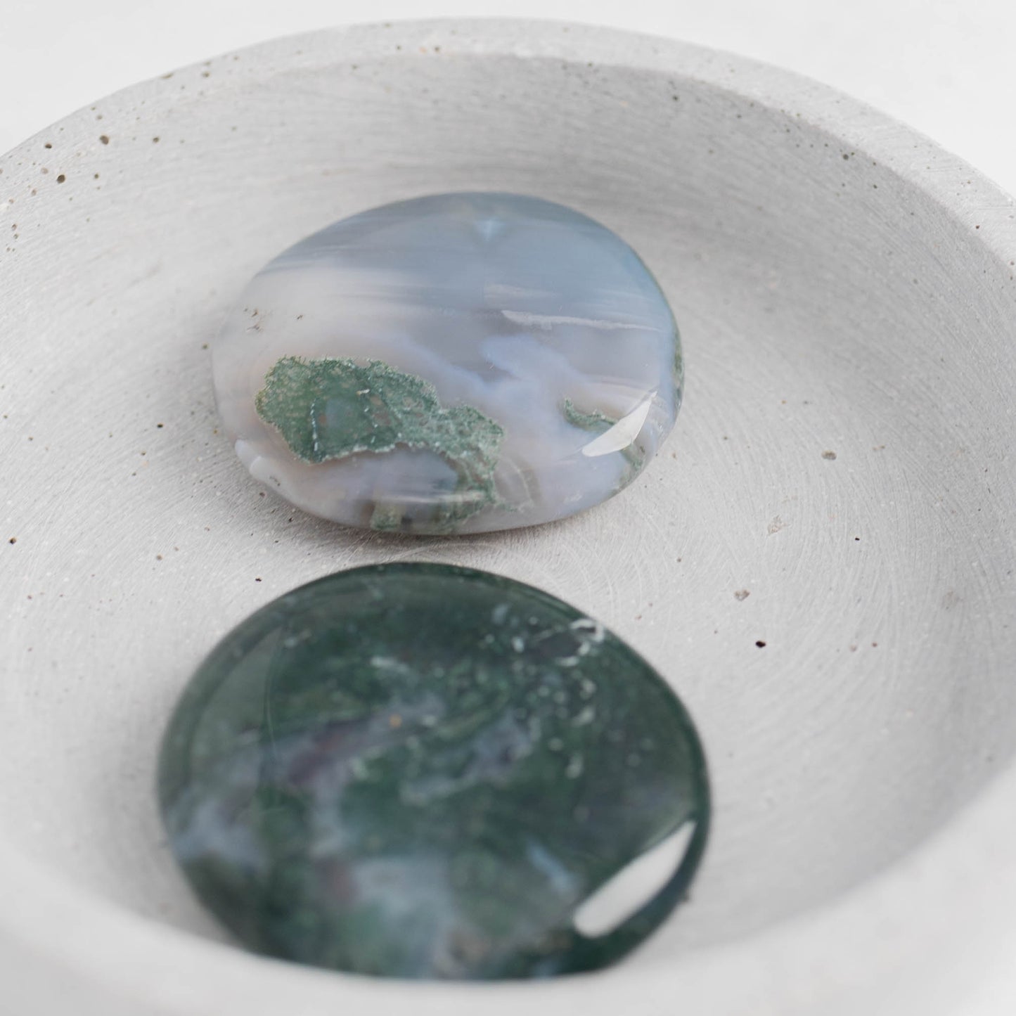 Flachstein Moosachat – befreit den Geist & schenkt neue Perspektiven.