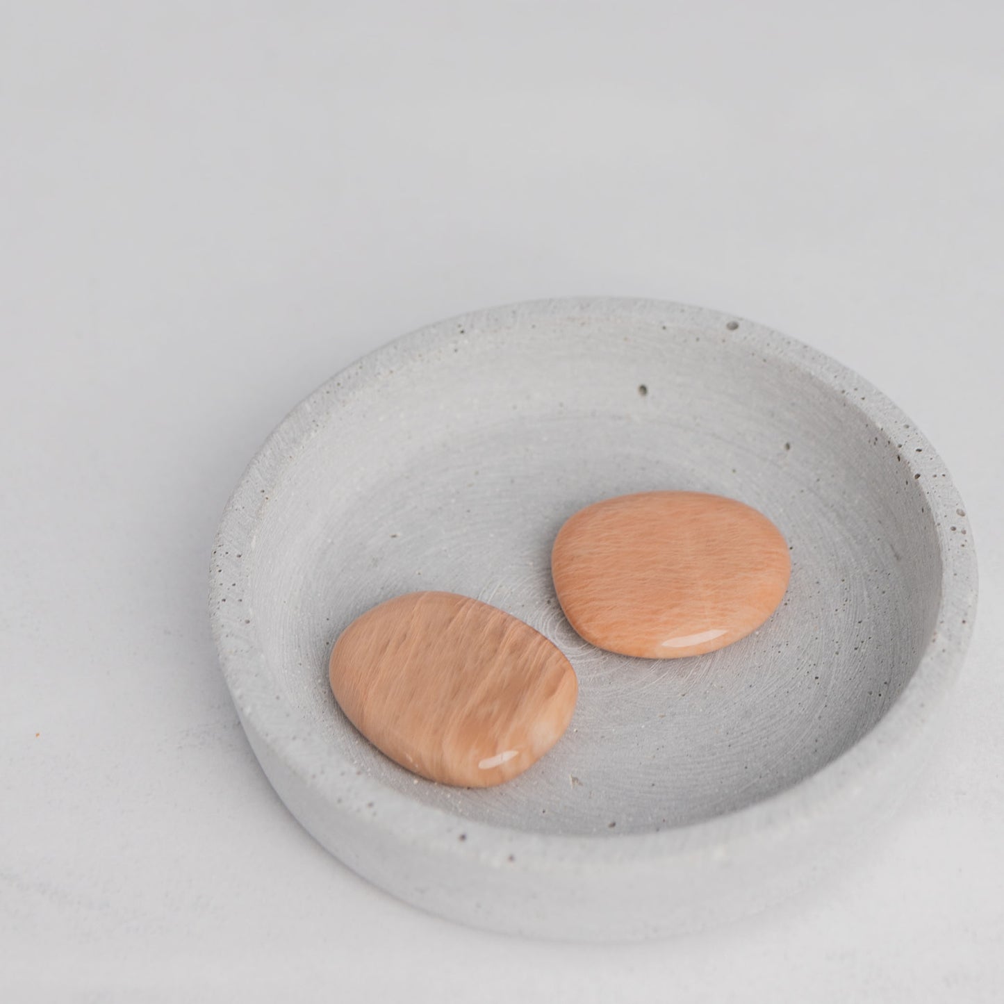 Flachstein Rosé Mondstein – weiche, feminine Energie & Herzenswärme.