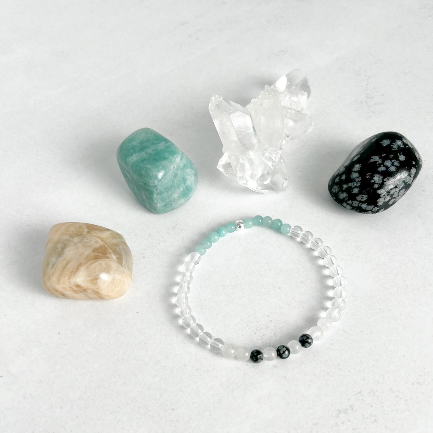 Individuelles Armband mit 4 mm Edelsteinperlen – handgefertigt, energetisch abgestimmt und persönlich für dich gefertigt. Ein einzigartiger Begleiter von Moonlight Edelsteine.