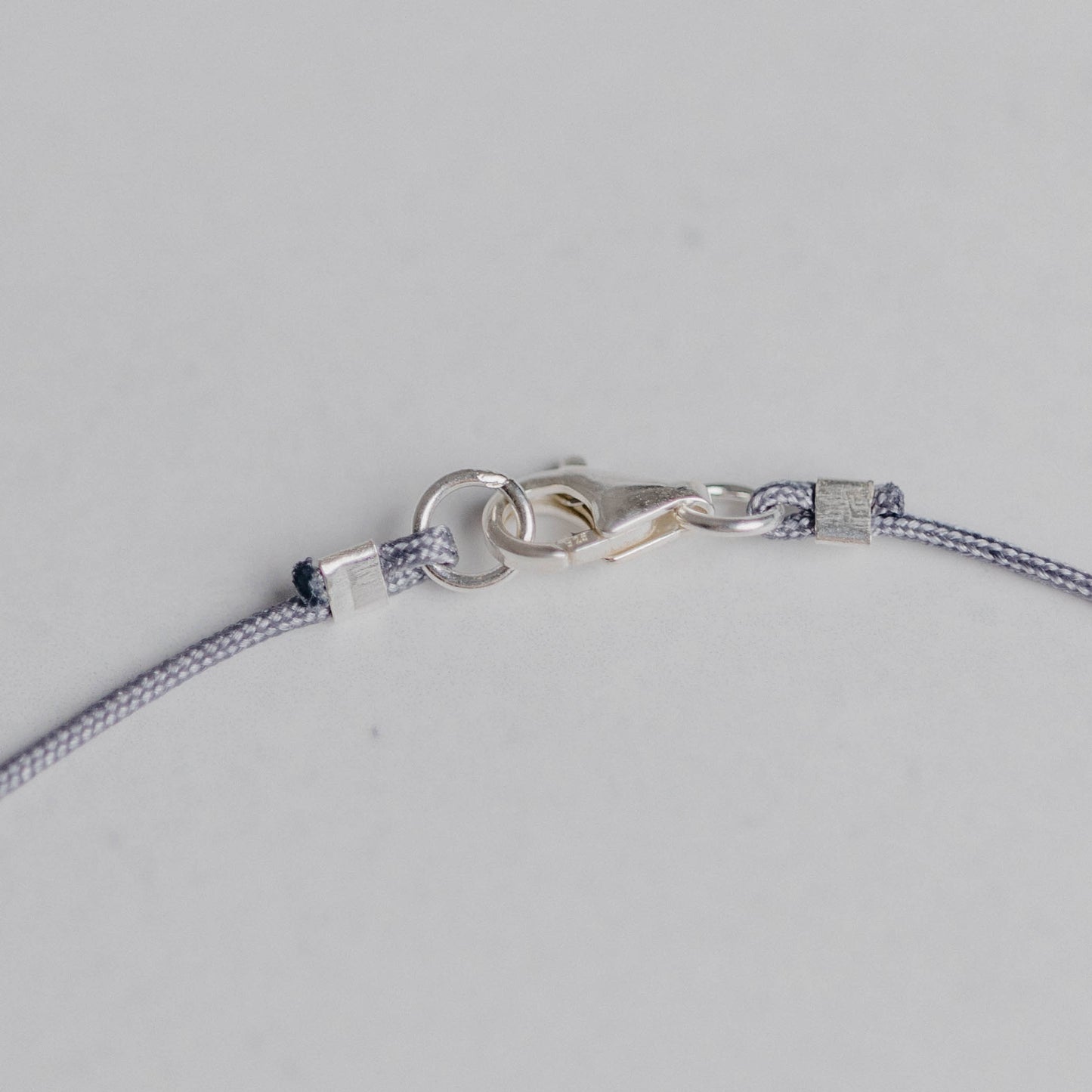 Karabiner-Verschluss für handgefertigten Schmuck von Moonlight Edelsteine – robust, sicher und stilvoll.