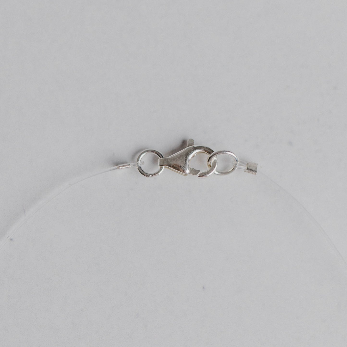 Karabiner-Verschluss für handgefertigten Schmuck von Moonlight Edelsteine – robust, sicher und stilvoll.