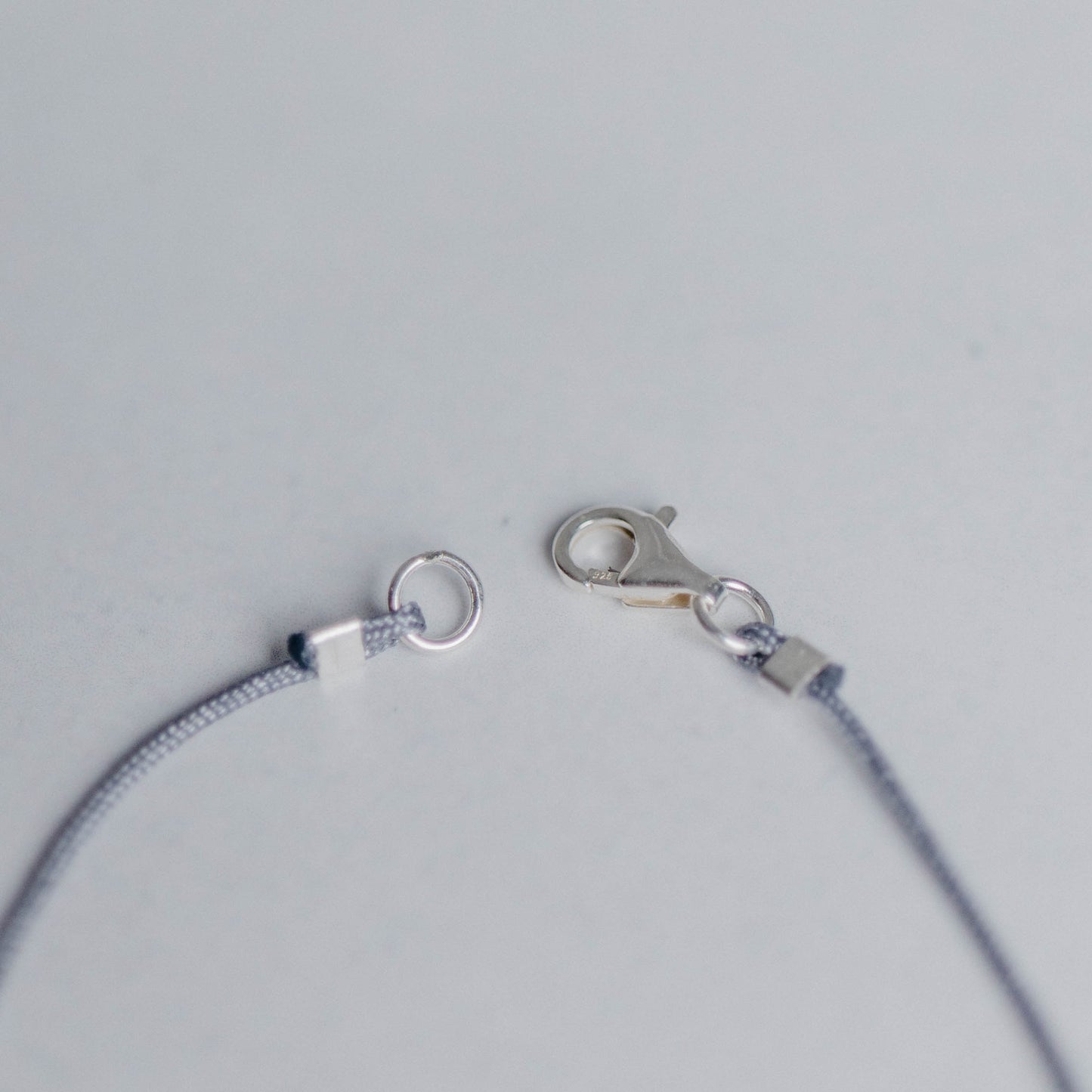 Karabiner-Verschluss für handgefertigten Schmuck von Moonlight Edelsteine – robust, sicher und stilvoll.