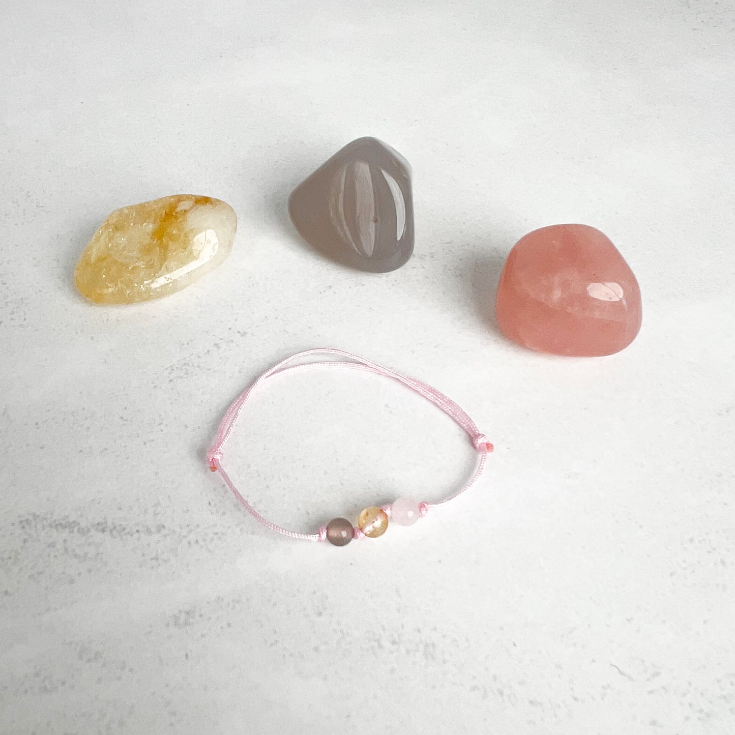 Kindergartenfreund Armband für Kinder – handgefertigt auf Nylonband mit 4 mm Edelsteinperlen aus Achat, Citrin & Rosenquarz. Liebevoller Begleiter für Selbstvertrauen & Leichtigkeit im Kindergartenalltag.