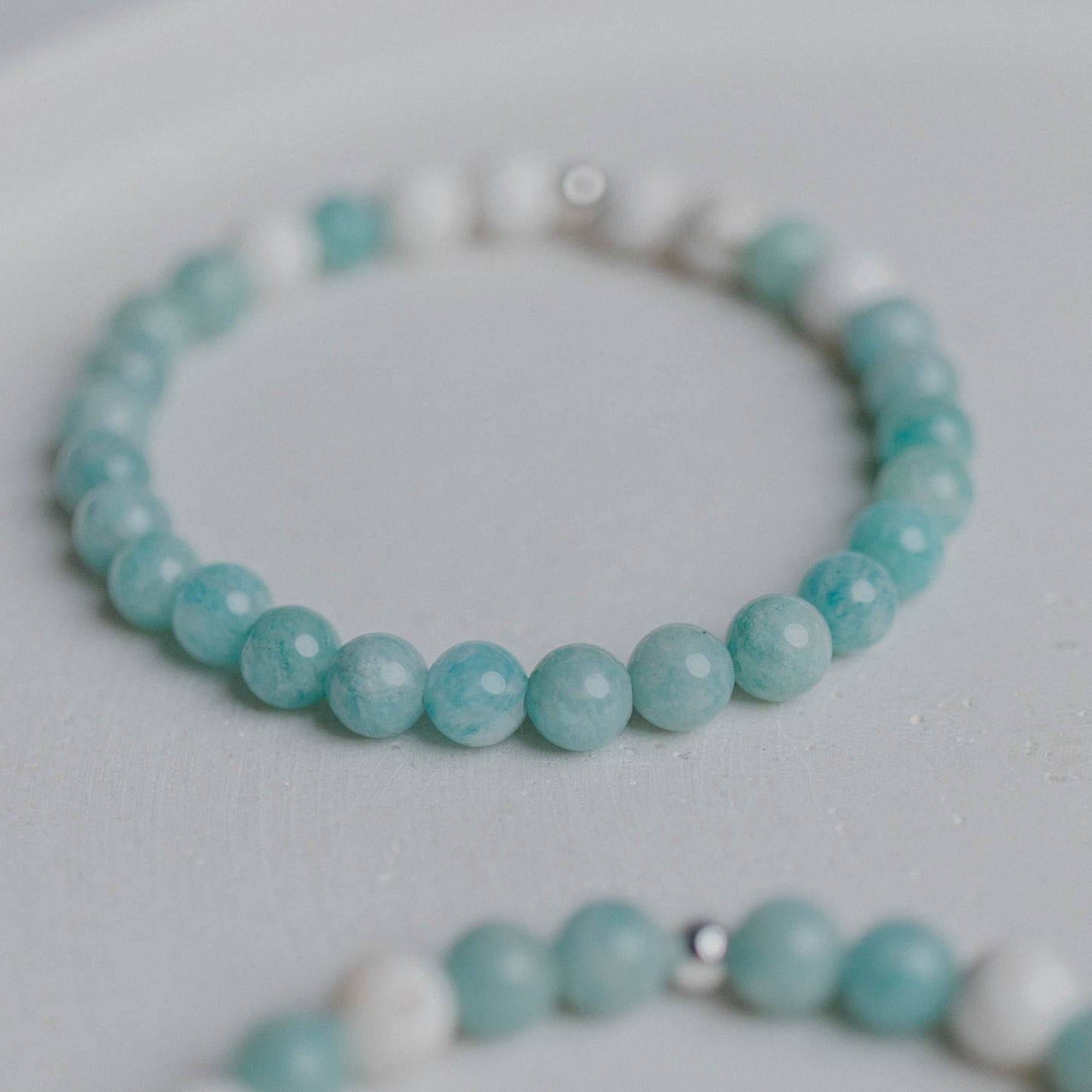 Lebensfreude Armband mit Amazonit und Magnesit – liebevoll handgemacht von Moonlight. Dein Begleiter für Freude, Geduld und positive Energie.