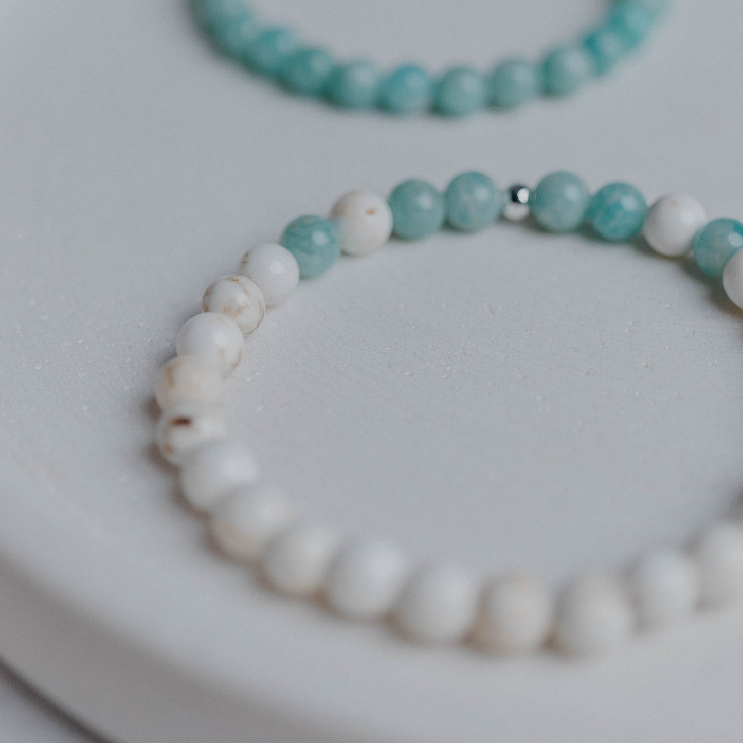 Lebensfreude Armband mit Amazonit und Magnesit – liebevoll handgemacht von Moonlight. Dein Begleiter für Freude, Geduld und positive Energie.