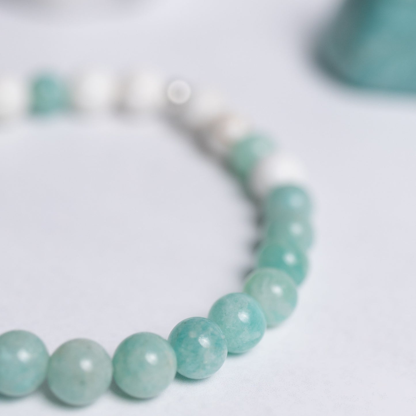 Lebensfreude Armband mit 6mm Perlen aus Amazonit und Magnesit – handgefertigter Edelsteinschmuck für innere Ruhe und Lebenslust
