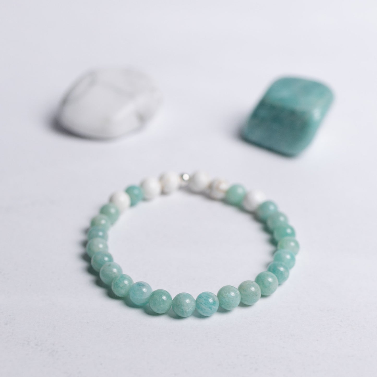 Lebensfreude Armband mit 6mm Perlen aus Amazonit und Magnesit – handgefertigter Edelsteinschmuck für innere Ruhe und Lebenslust