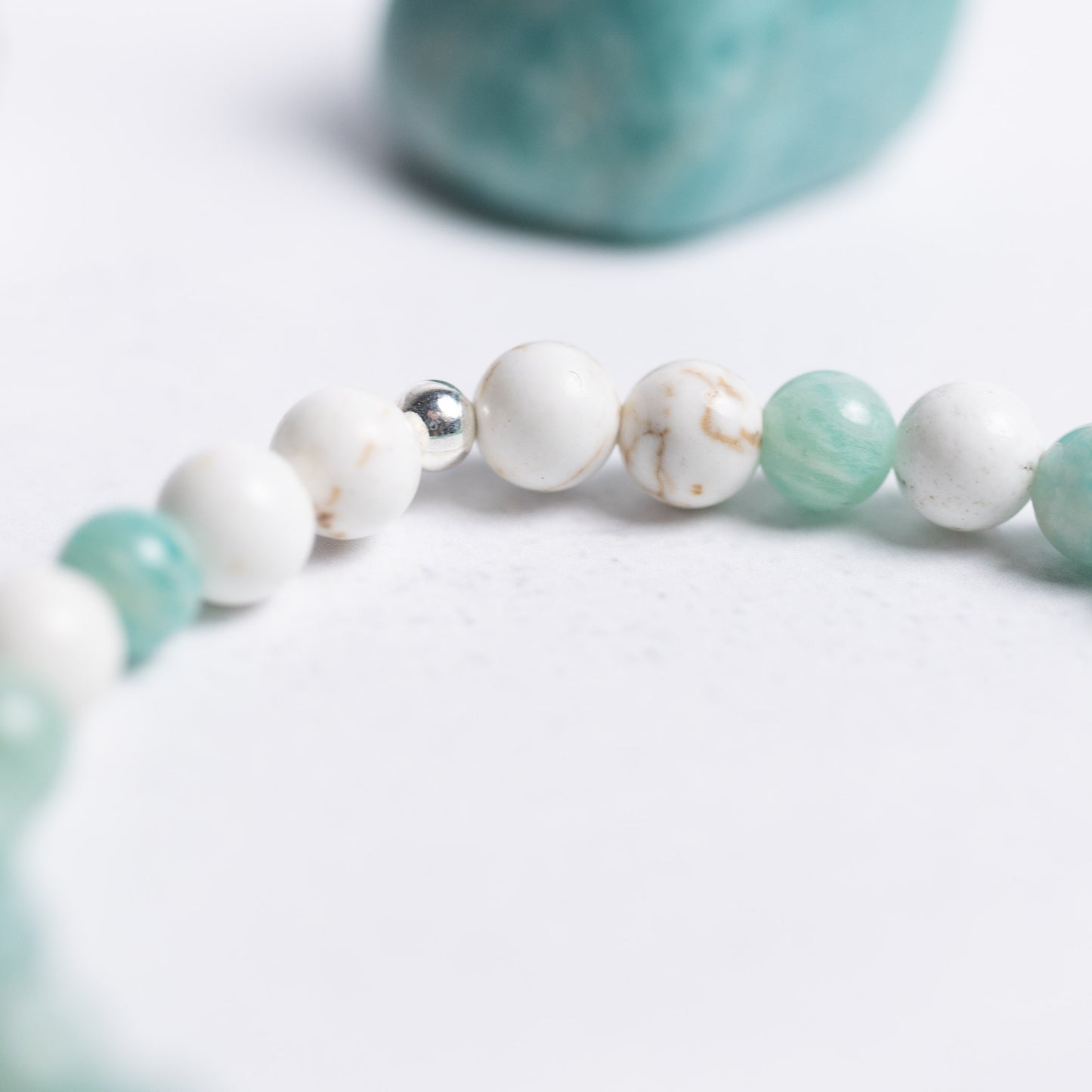 Lebensfreude Armband mit 6mm Perlen aus Amazonit und Magnesit – handgefertigter Edelsteinschmuck für innere Ruhe und Lebenslust