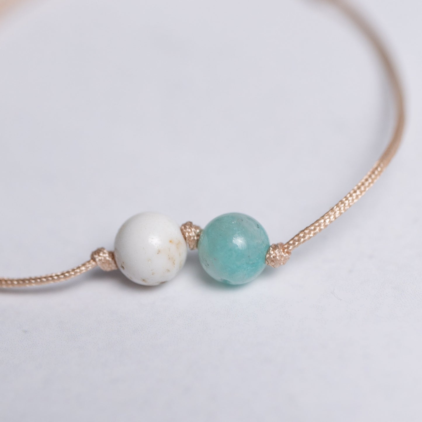 Lebensfreude Armband mit Nylonband und je einer 6mm Perle aus Amazonit und Magnesit – leichter, feiner Begleiter für Alltag & positive Energie