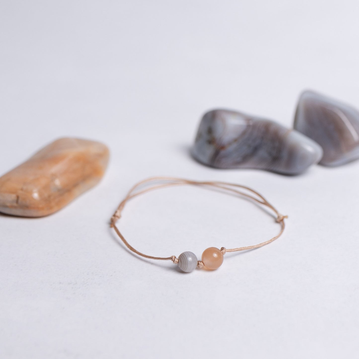 Mama Kollektion Armband mit Botswana Achat und rosé Mondstein – handgefertigt auf Nylonband mit je einer 6mm Perle
