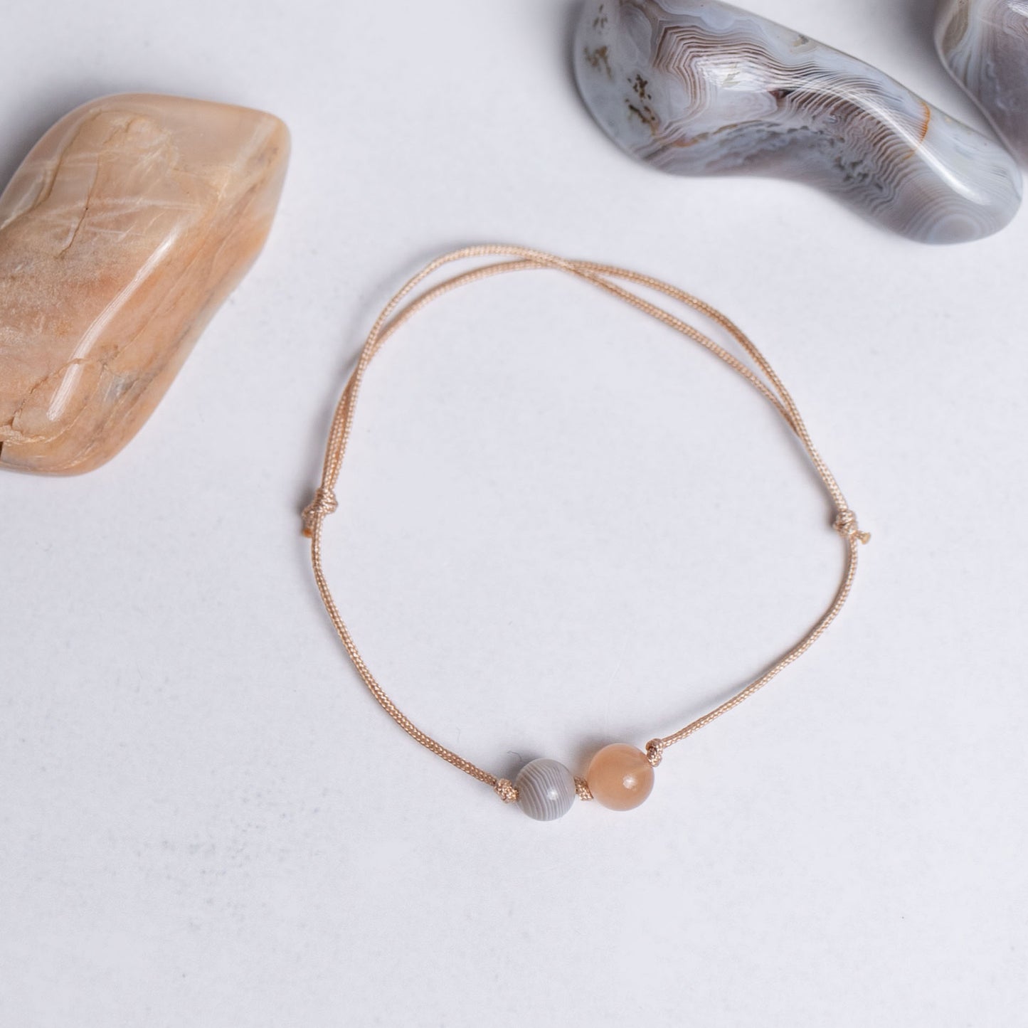 Mama Kollektion Armband mit Botswana Achat und rosé Mondstein – handgefertigt auf Nylonband mit je einer 6mm Perle