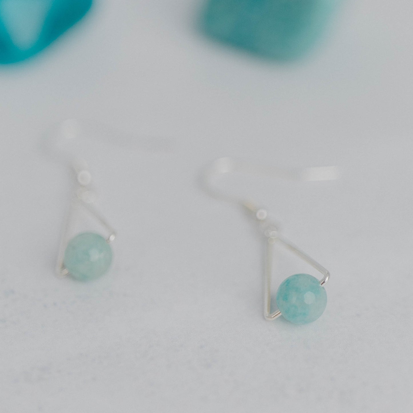 Handgefertigte Montara Ohrringe in Dreiecksform – inspiriert von der Bergform. Dezenter, moderner Edelsteinschmuck mit Amazonit. Einzigartige Begleiter von Moonlight Edelsteine.