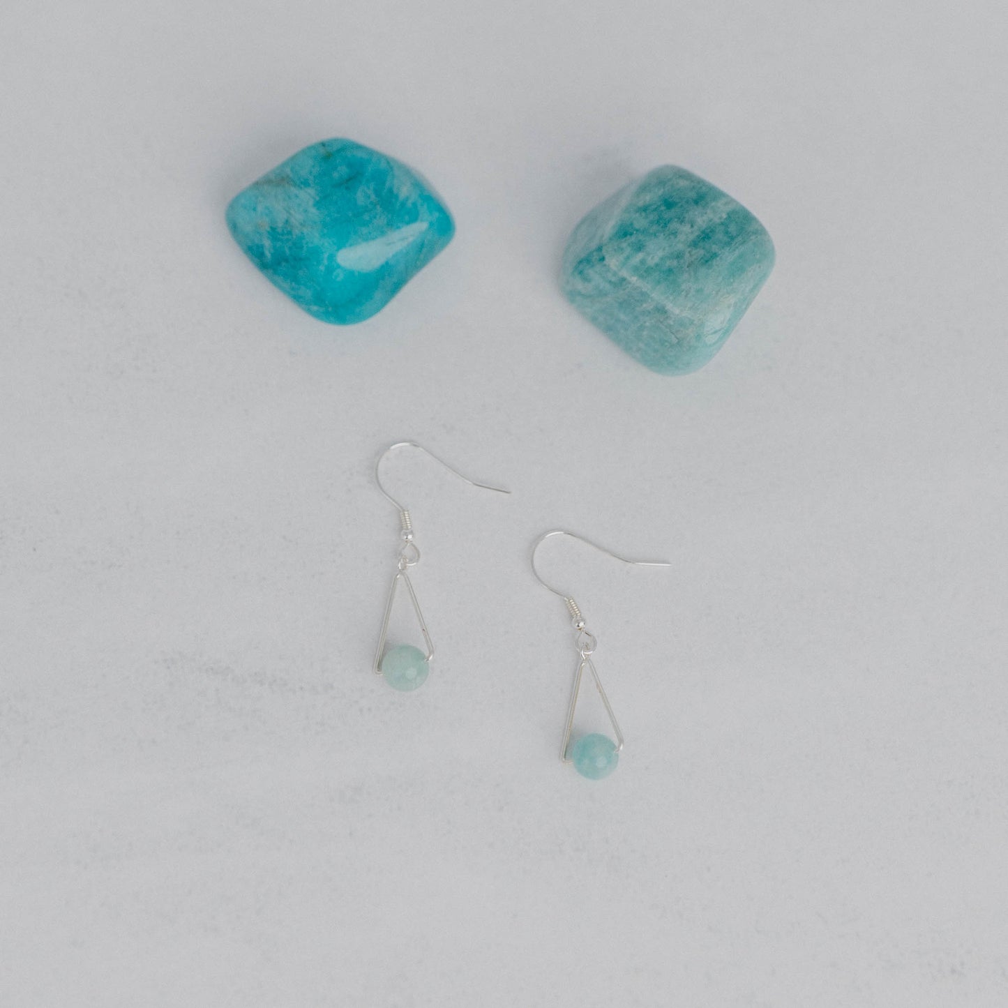 Handgefertigte Montara Ohrringe in Dreiecksform – inspiriert von der Bergform. Dezenter, moderner Edelsteinschmuck mit Amazonit. Einzigartige Begleiter von Moonlight Edelsteine.