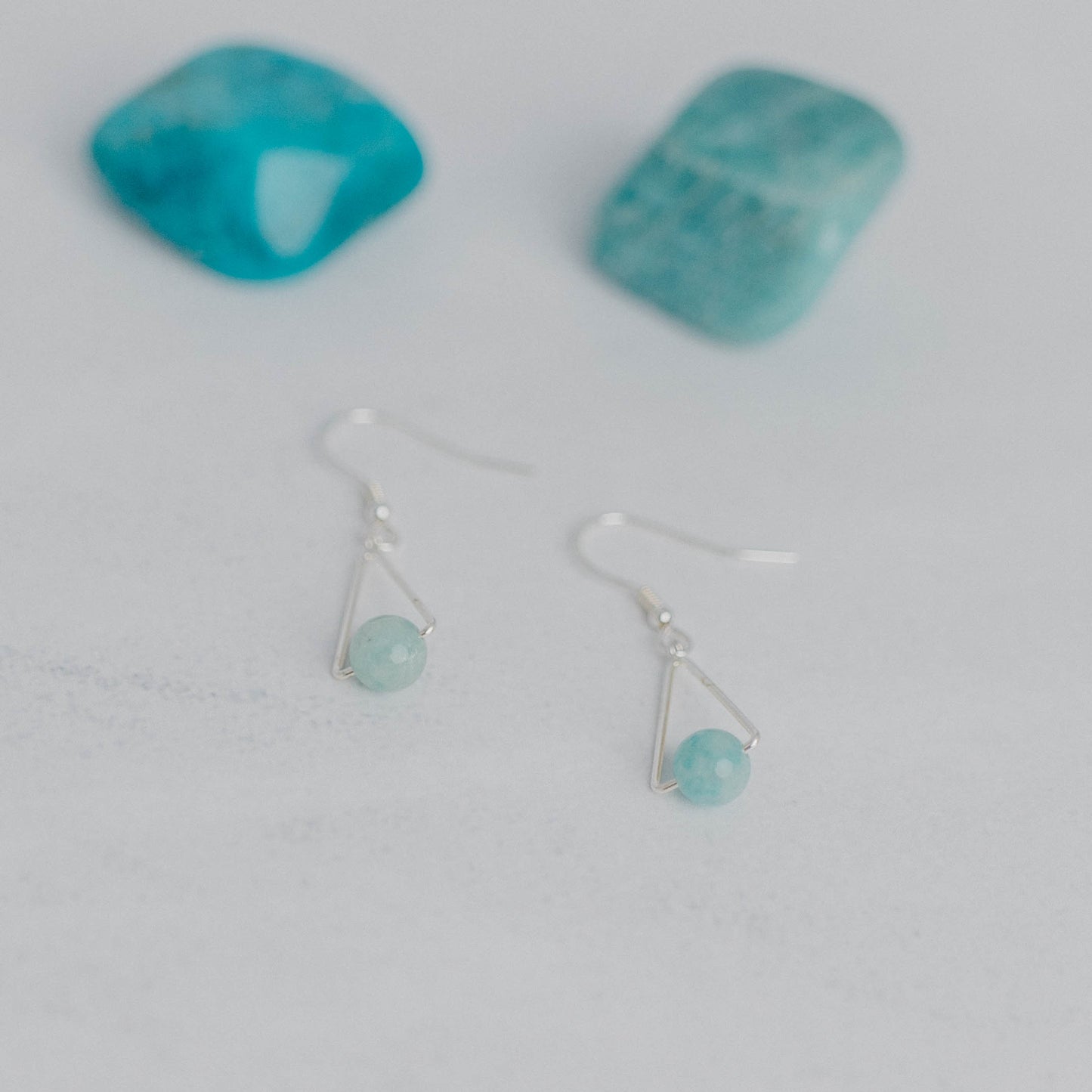 Handgefertigte Montara Ohrringe in Dreiecksform – inspiriert von der Bergform. Dezenter, moderner Edelsteinschmuck mit Amazonit. Einzigartige Begleiter von Moonlight Edelsteine.