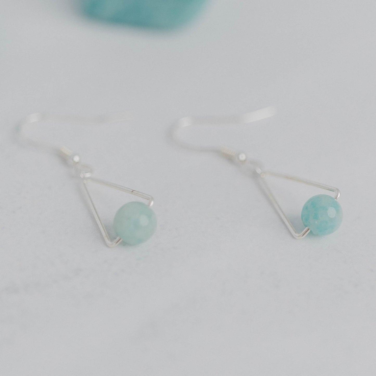 Handgefertigte Montara Ohrringe in Dreiecksform – inspiriert von der Bergform. Dezenter, moderner Edelsteinschmuck mit Amazonit. Einzigartige Begleiter von Moonlight Edelsteine.