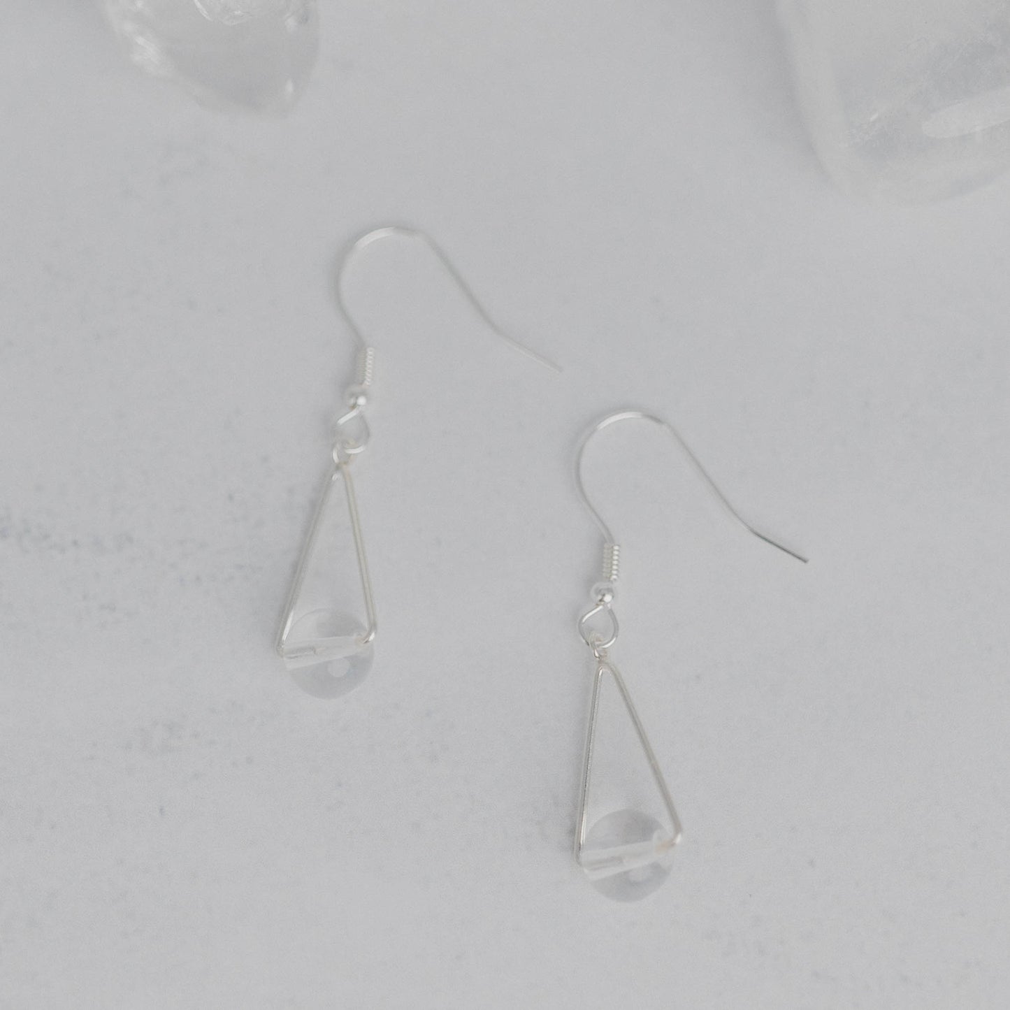 Handgefertigte Montara Ohrringe in Dreiecksform – inspiriert von der Bergform. Dezenter, moderner Edelsteinschmuck mit Bergkristall. Einzigartige Begleiter von Moonlight Edelsteine.