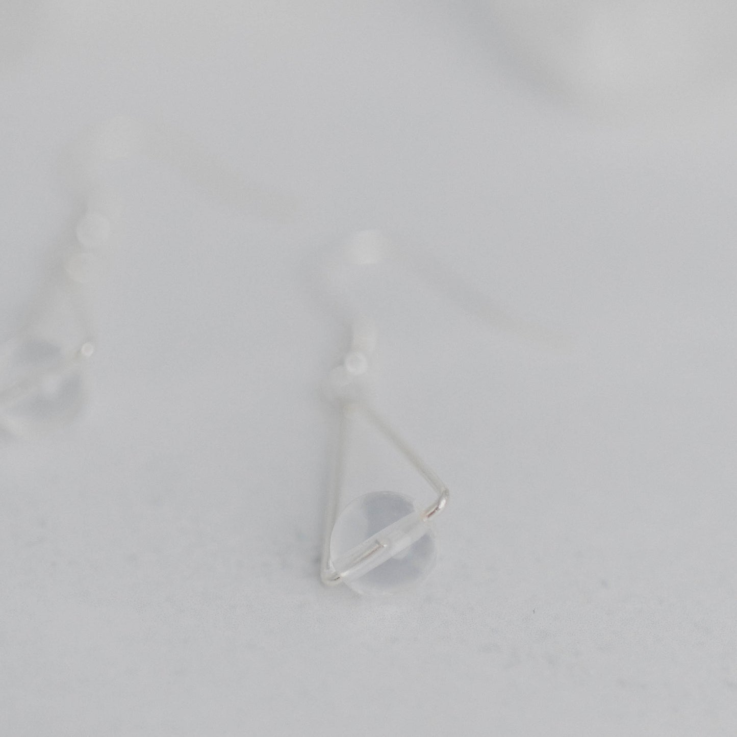 Handgefertigte Montara Ohrringe in Dreiecksform – inspiriert von der Bergform. Dezenter, moderner Edelsteinschmuck mit Bergkristall. Einzigartige Begleiter von Moonlight Edelsteine.
