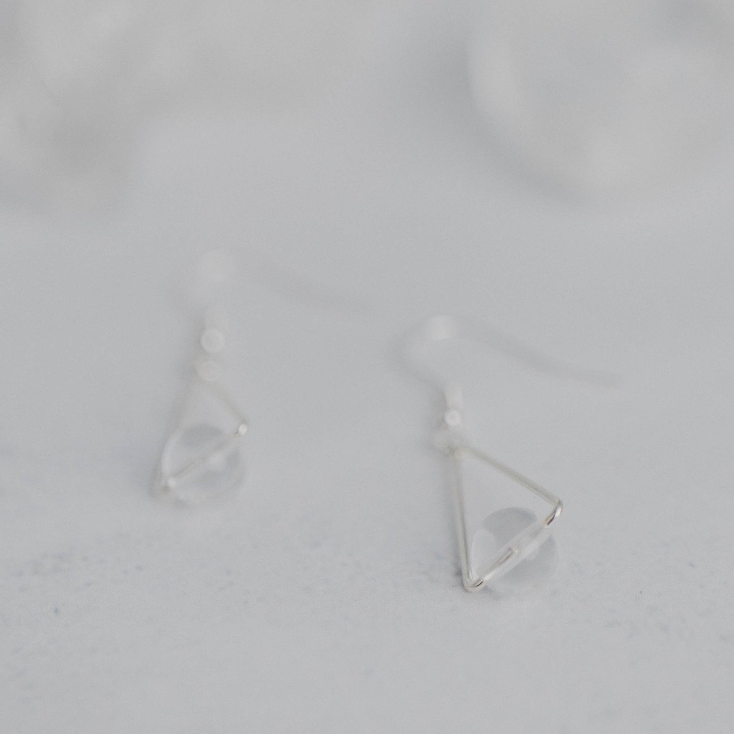 Handgefertigte Montara Ohrringe in Dreiecksform – inspiriert von der Bergform. Dezenter, moderner Edelsteinschmuck mit Bergkristall. Einzigartige Begleiter von Moonlight Edelsteine.