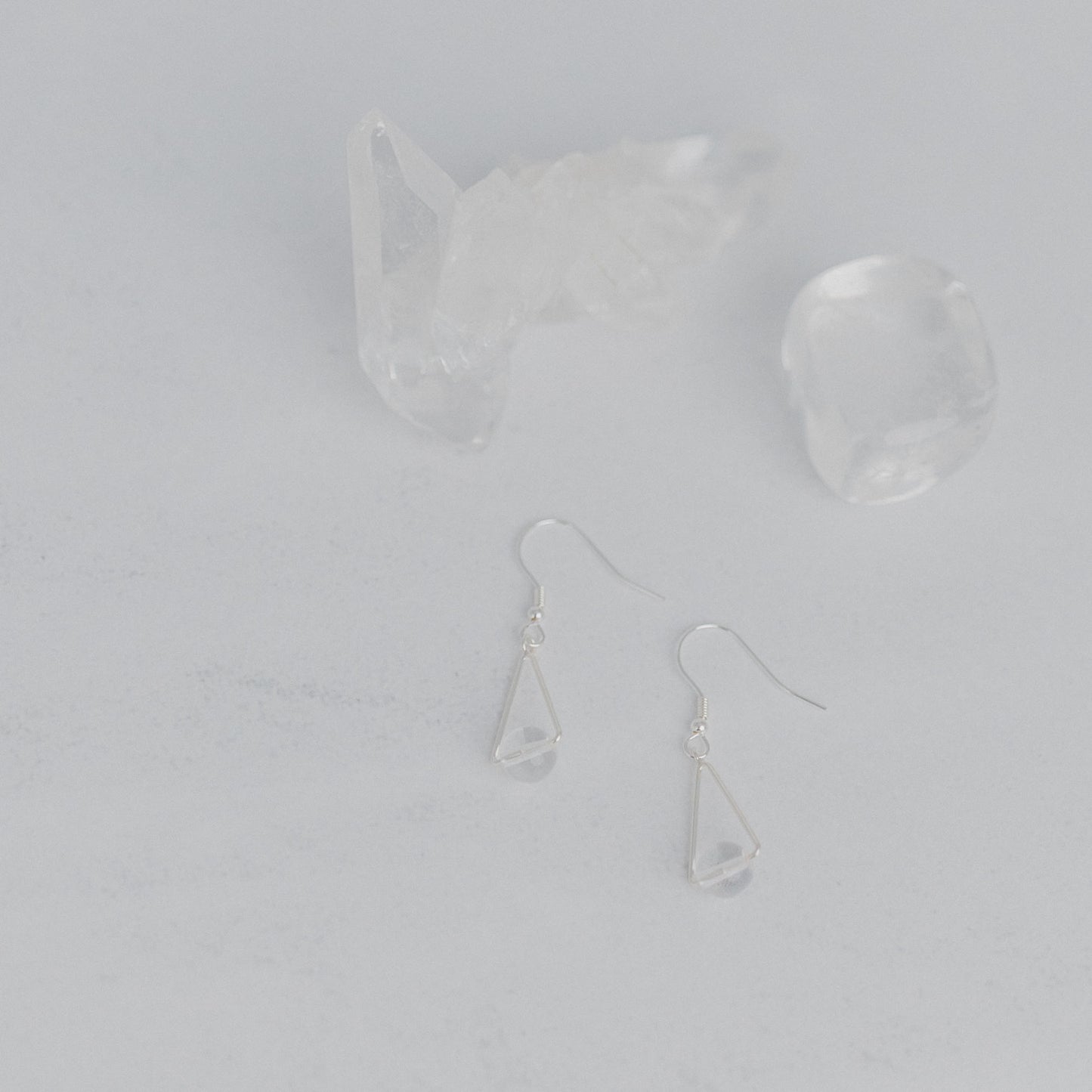 Handgefertigte Montara Ohrringe in Dreiecksform – inspiriert von der Bergform. Dezenter, moderner Edelsteinschmuck mit Bergkristall. Einzigartige Begleiter von Moonlight Edelsteine.