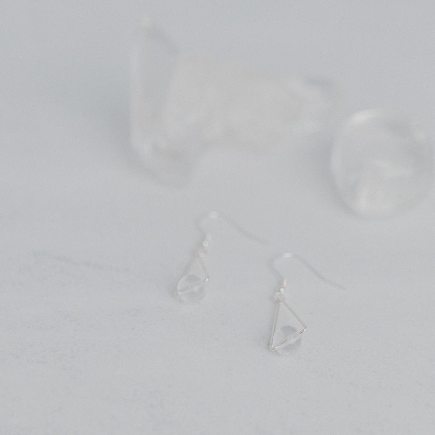 Handgefertigte Montara Ohrringe in Dreiecksform – inspiriert von der Bergform. Dezenter, moderner Edelsteinschmuck mit Bergkristall. Einzigartige Begleiter von Moonlight Edelsteine.