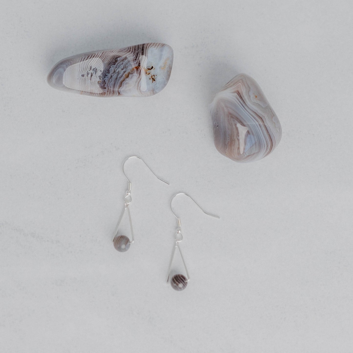 Handgefertigte Montara Ohrringe in Dreiecksform – inspiriert von der Bergform. Dezenter, moderner Edelsteinschmuck mit Botswana Achat. Einzigartige Begleiter von Moonlight Edelsteine.