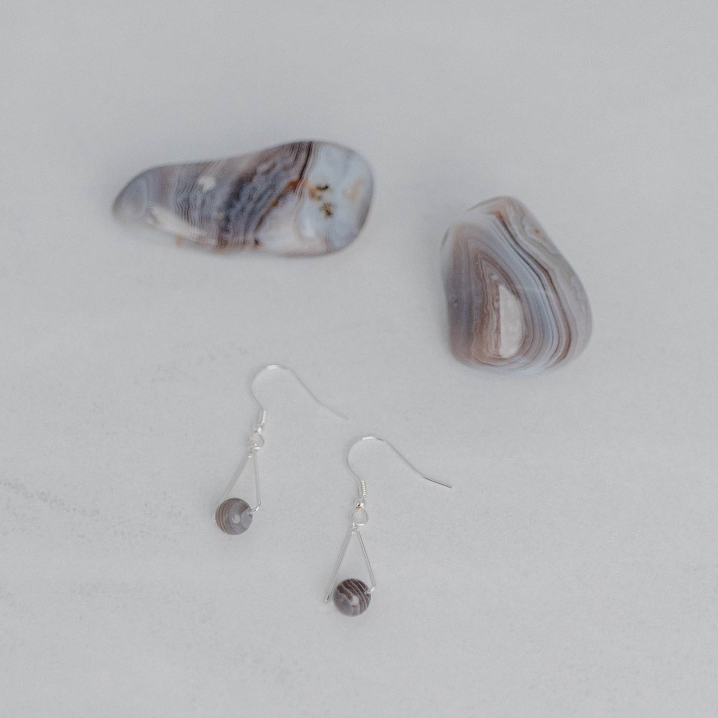 Handgefertigte Montara Ohrringe in Dreiecksform – inspiriert von der Bergform. Dezenter, moderner Edelsteinschmuck mit Botswana Achat. Einzigartige Begleiter von Moonlight Edelsteine.