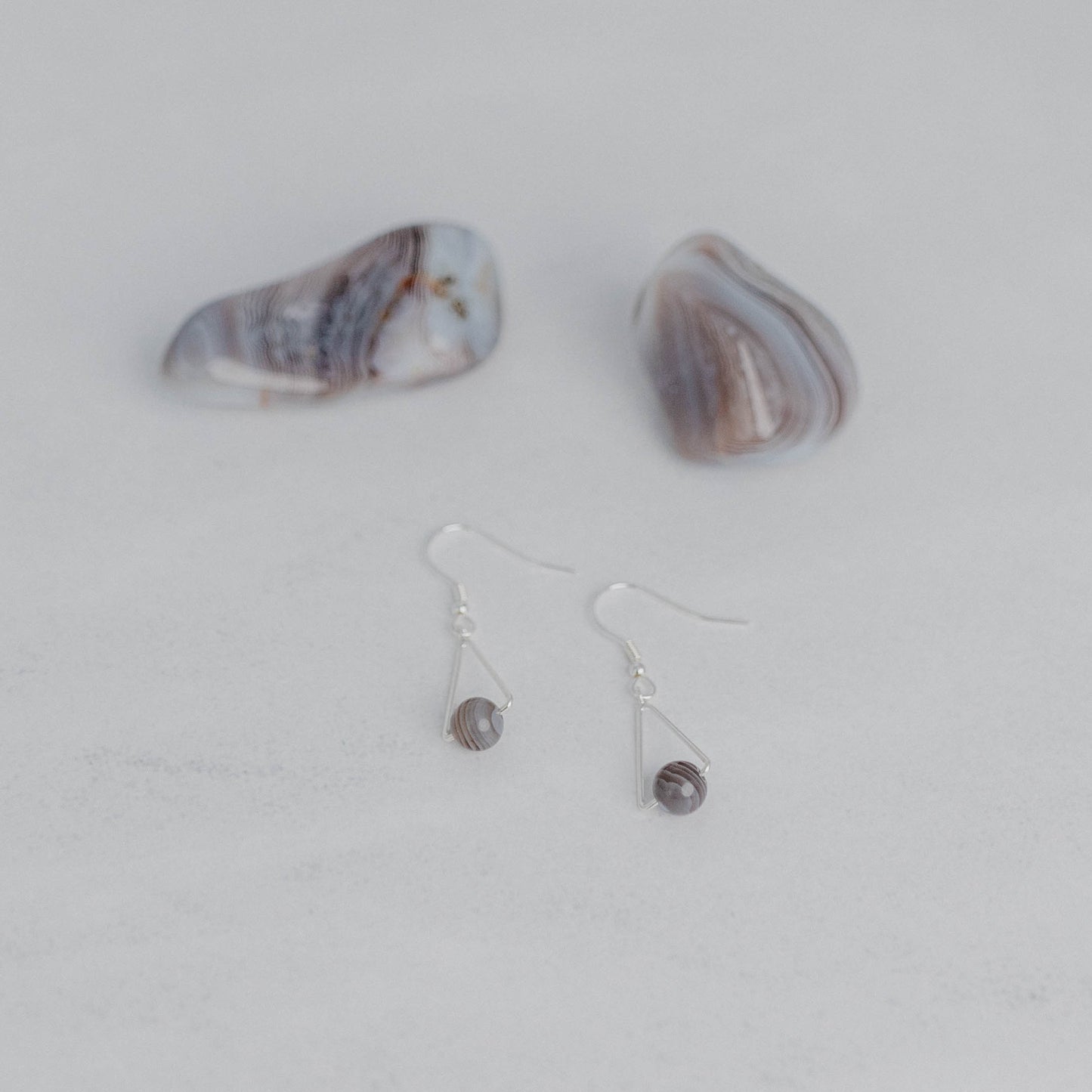 Handgefertigte Montara Ohrringe in Dreiecksform – inspiriert von der Bergform. Dezenter, moderner Edelsteinschmuck mit Botswana Achat. Einzigartige Begleiter von Moonlight Edelsteine.