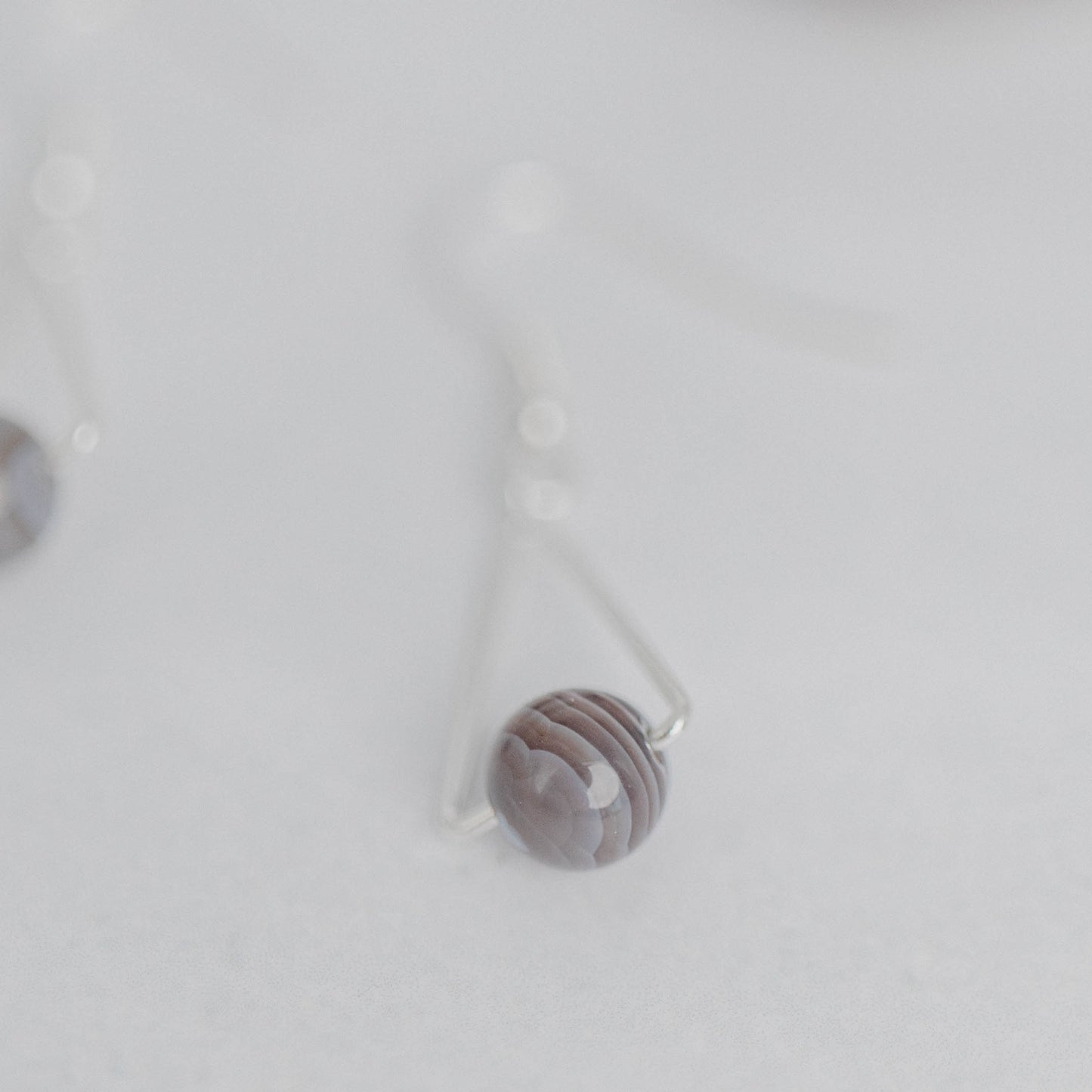 Handgefertigte Montara Ohrringe in Dreiecksform – inspiriert von der Bergform. Dezenter, moderner Edelsteinschmuck mit Botswana Achat. Einzigartige Begleiter von Moonlight Edelsteine.