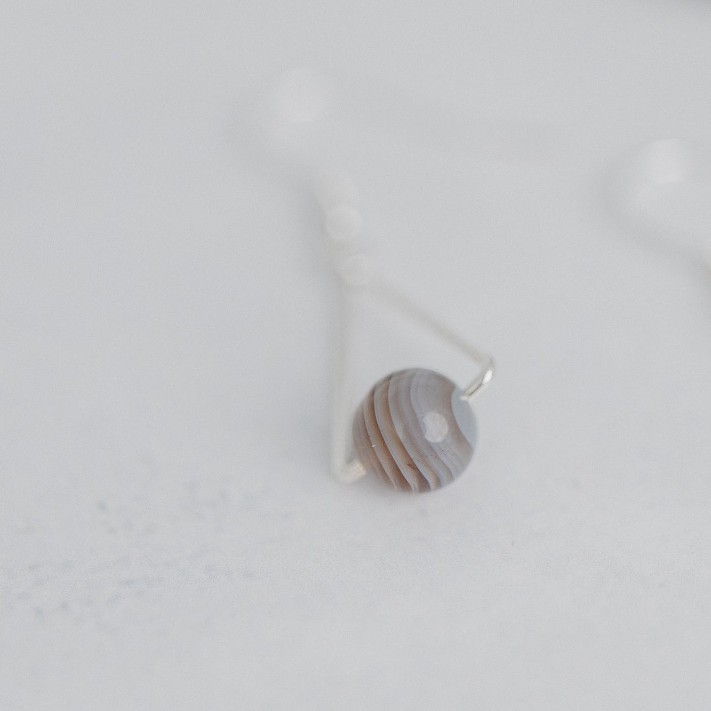 Handgefertigte Montara Ohrringe in Dreiecksform – inspiriert von der Bergform. Dezenter, moderner Edelsteinschmuck mit Botswana Achat. Einzigartige Begleiter von Moonlight Edelsteine.