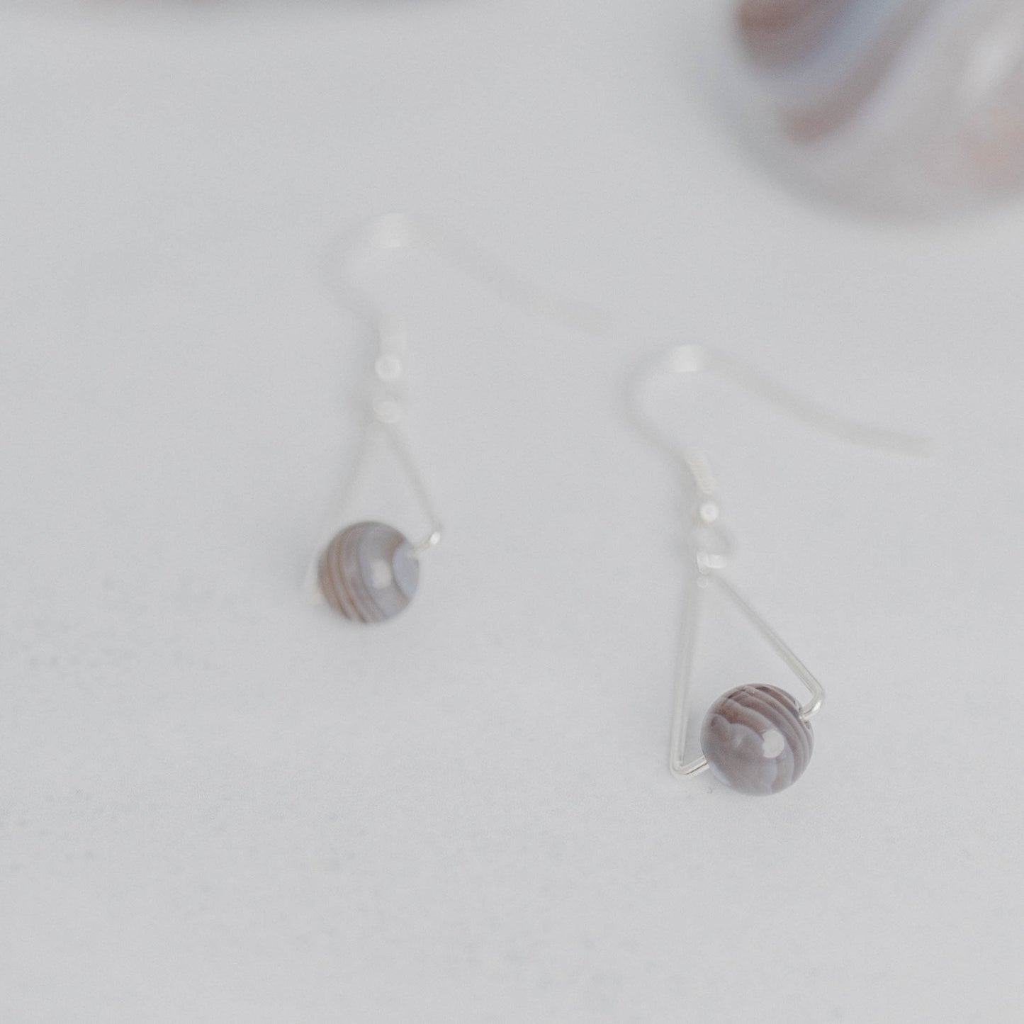 Handgefertigte Montara Ohrringe in Dreiecksform – inspiriert von der Bergform. Dezenter, moderner Edelsteinschmuck mit Botswana Achat. Einzigartige Begleiter von Moonlight Edelsteine.