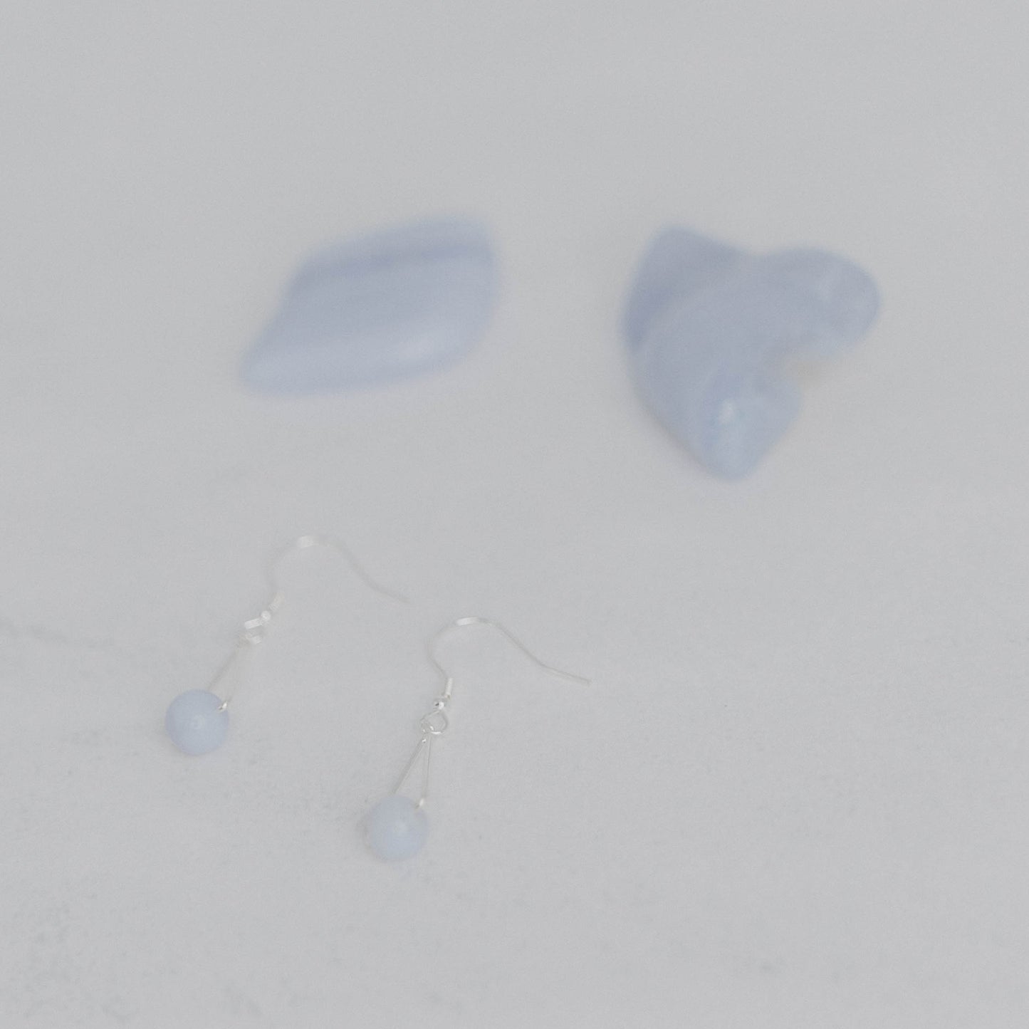 Handgefertigte Montara Ohrringe in Dreiecksform – inspiriert von der Bergform. Dezenter, moderner Edelsteinschmuck mit Chalcedon. Einzigartige Begleiter von Moonlight Edelsteine